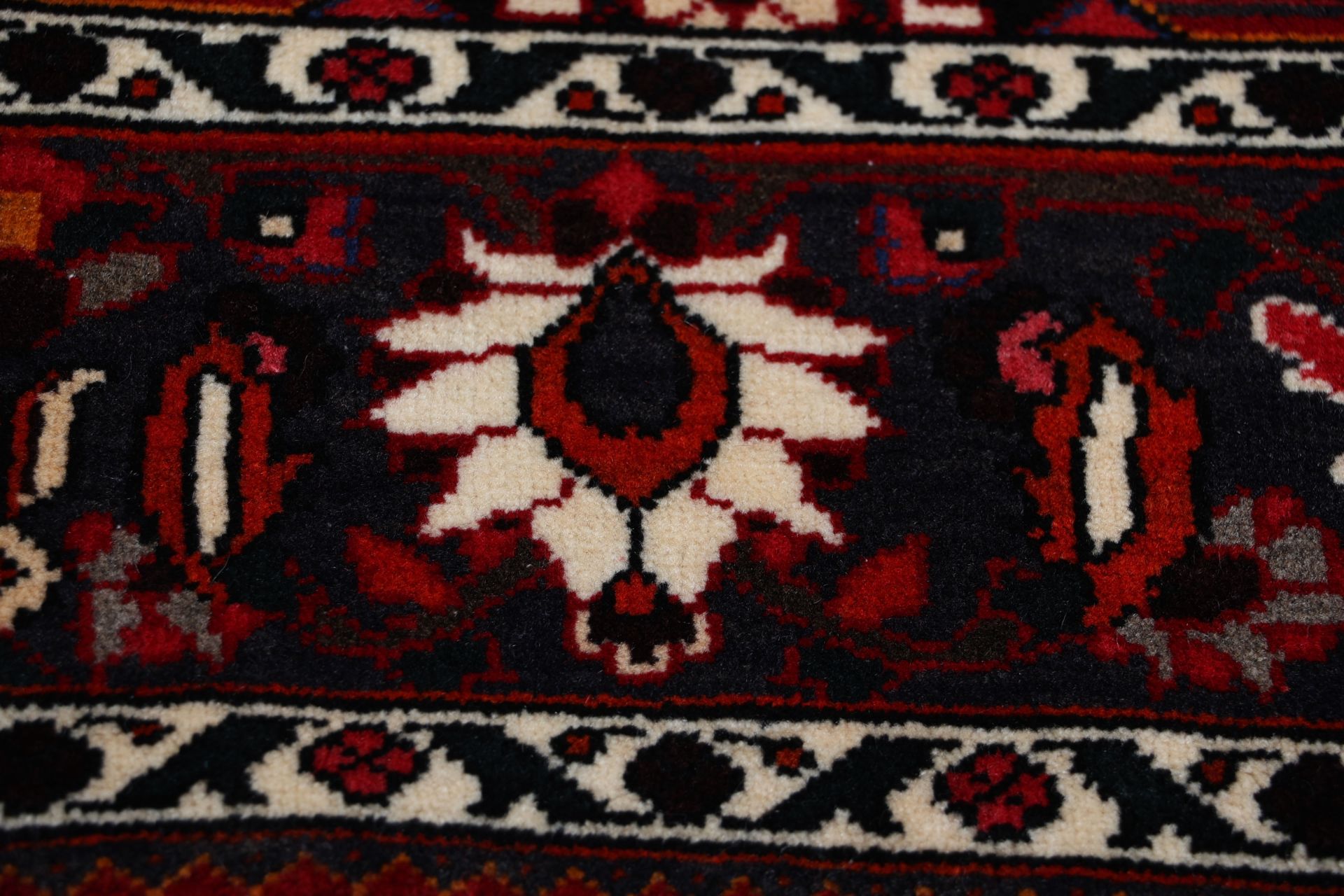 Hand-Knotted Wool Bakhtiari Persian Rug, 205 × 300 cm