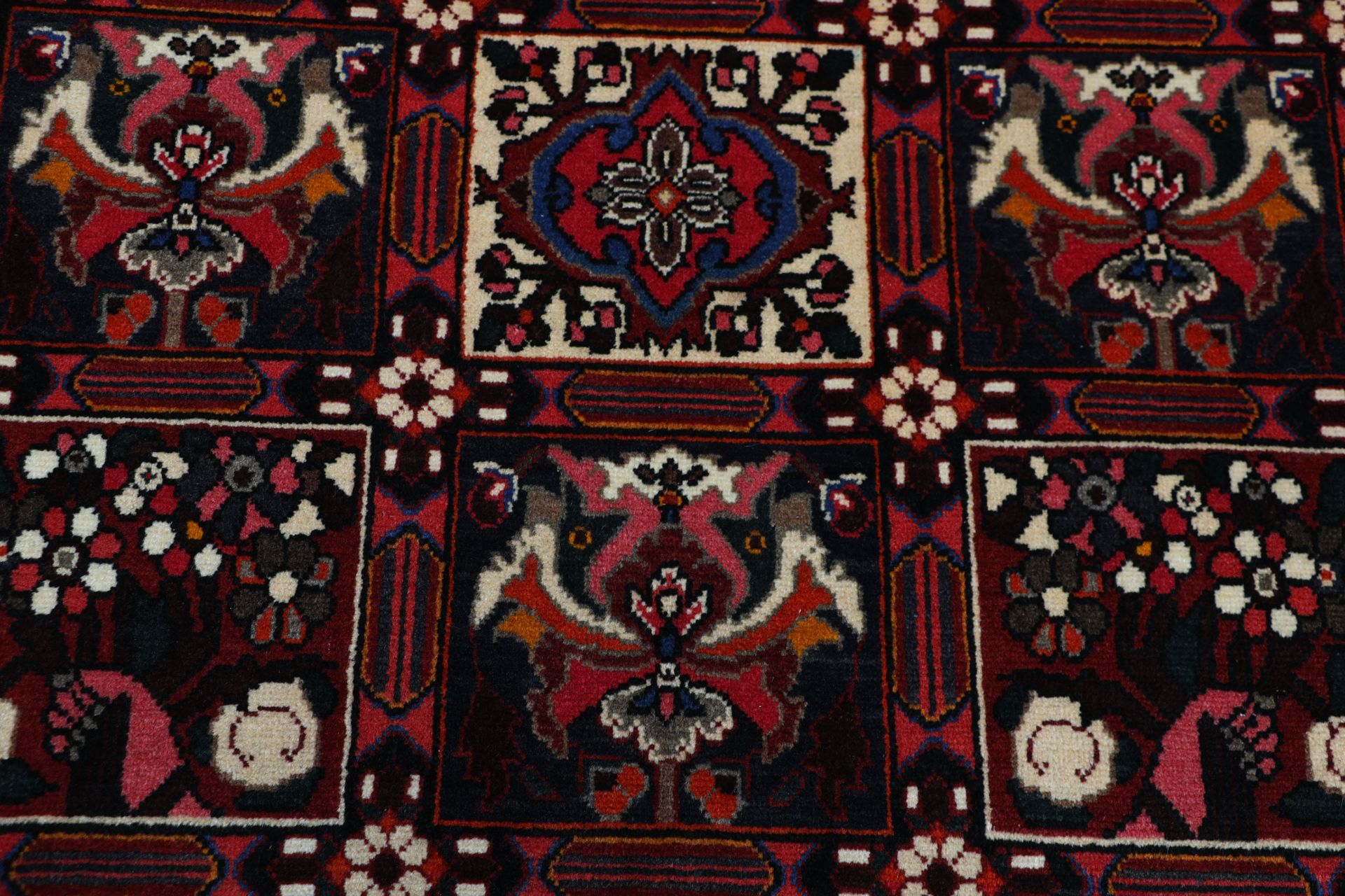 Hand-Knotted Wool Bakhtiari Persian Rug, 205 × 300 cm