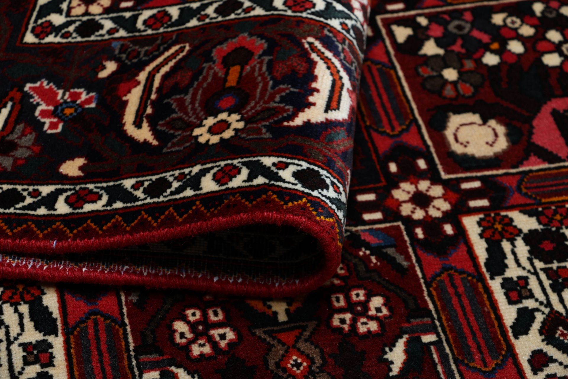Hand-Knotted Wool Bakhtiari Persian Rug, 205 × 300 cm