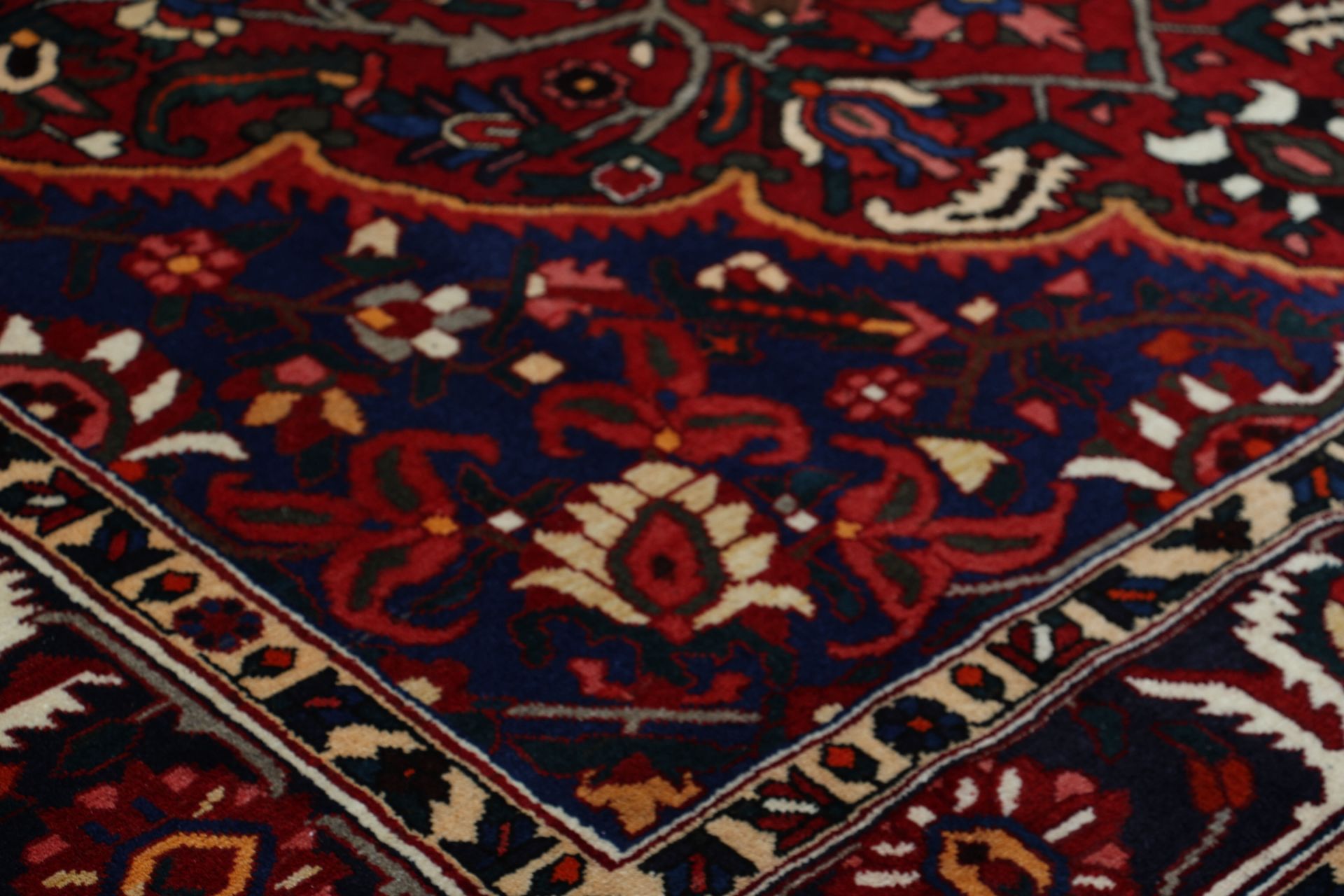 Bakhtiari Persian Rug 210 × 310 cm, Wool, hand-knotted