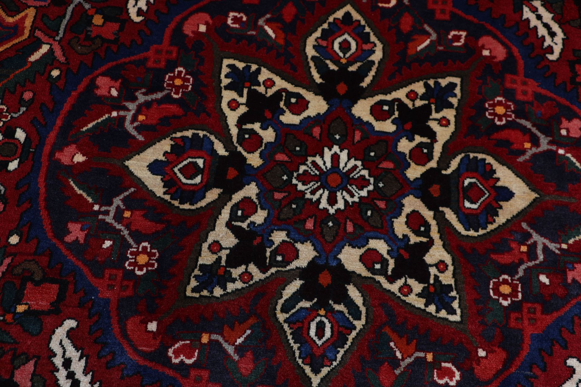 Bakhtiari Persian Rug 210 × 310 cm, Wool, hand-knotted
