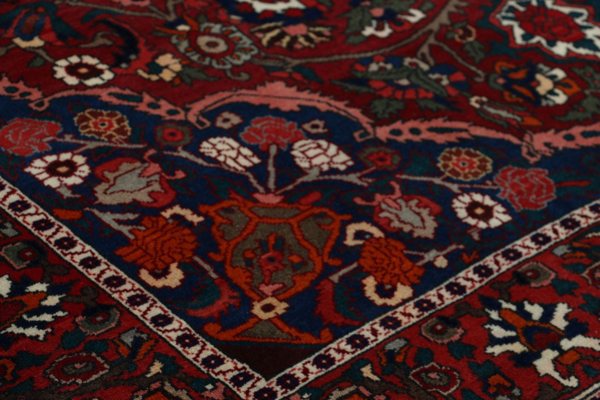 Bakhtiari Persian Rug — hand-knotted, 200 × 315 cm, Wool