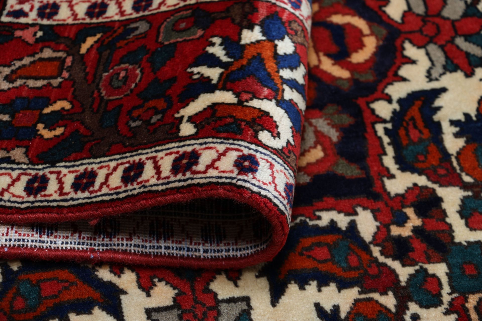 Bakhtiari Persian Rug — hand-knotted, 200 × 315 cm, Wool