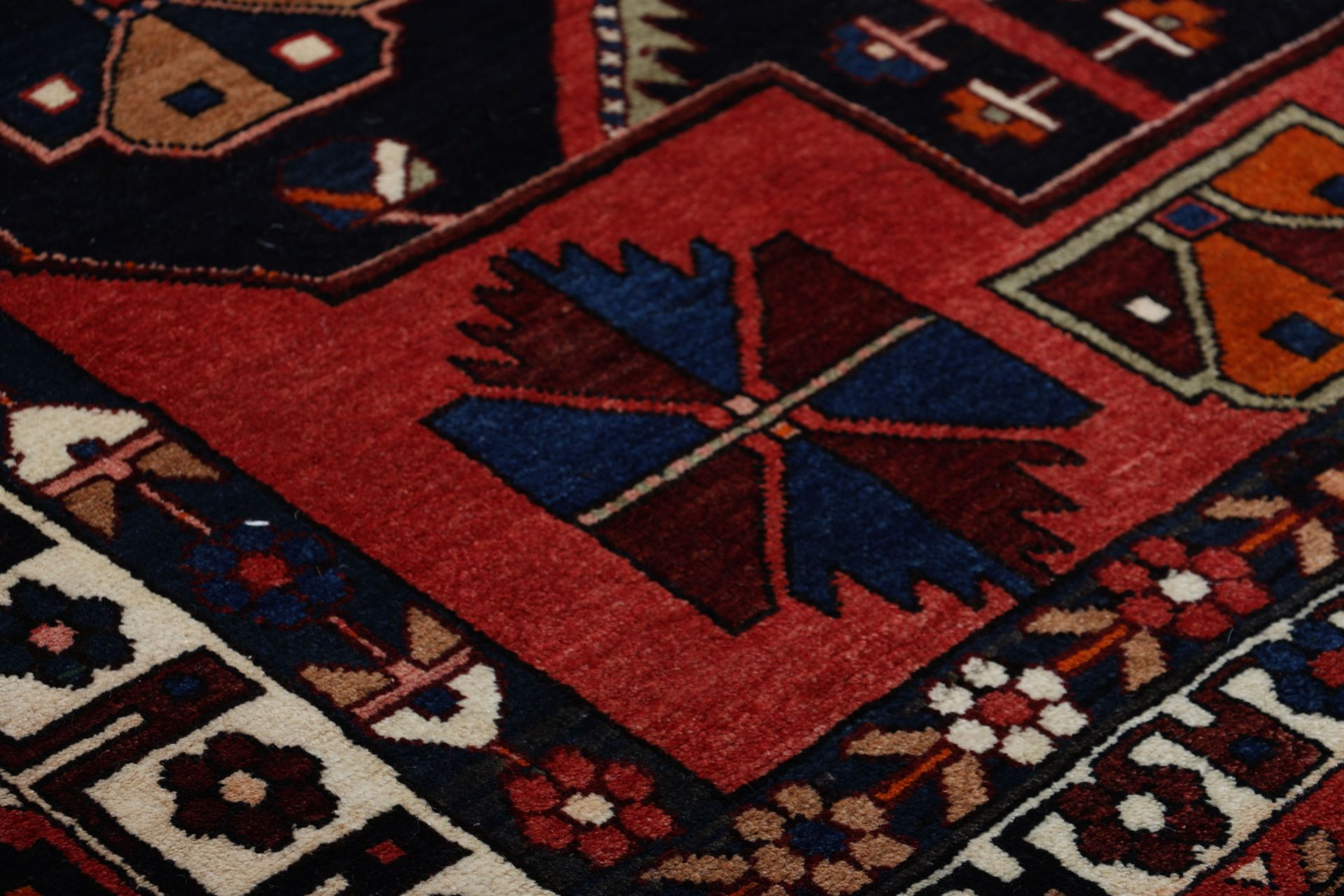 Bakhtiari Persian Rug — hand-knotted, 210 × 315 cm, Wool