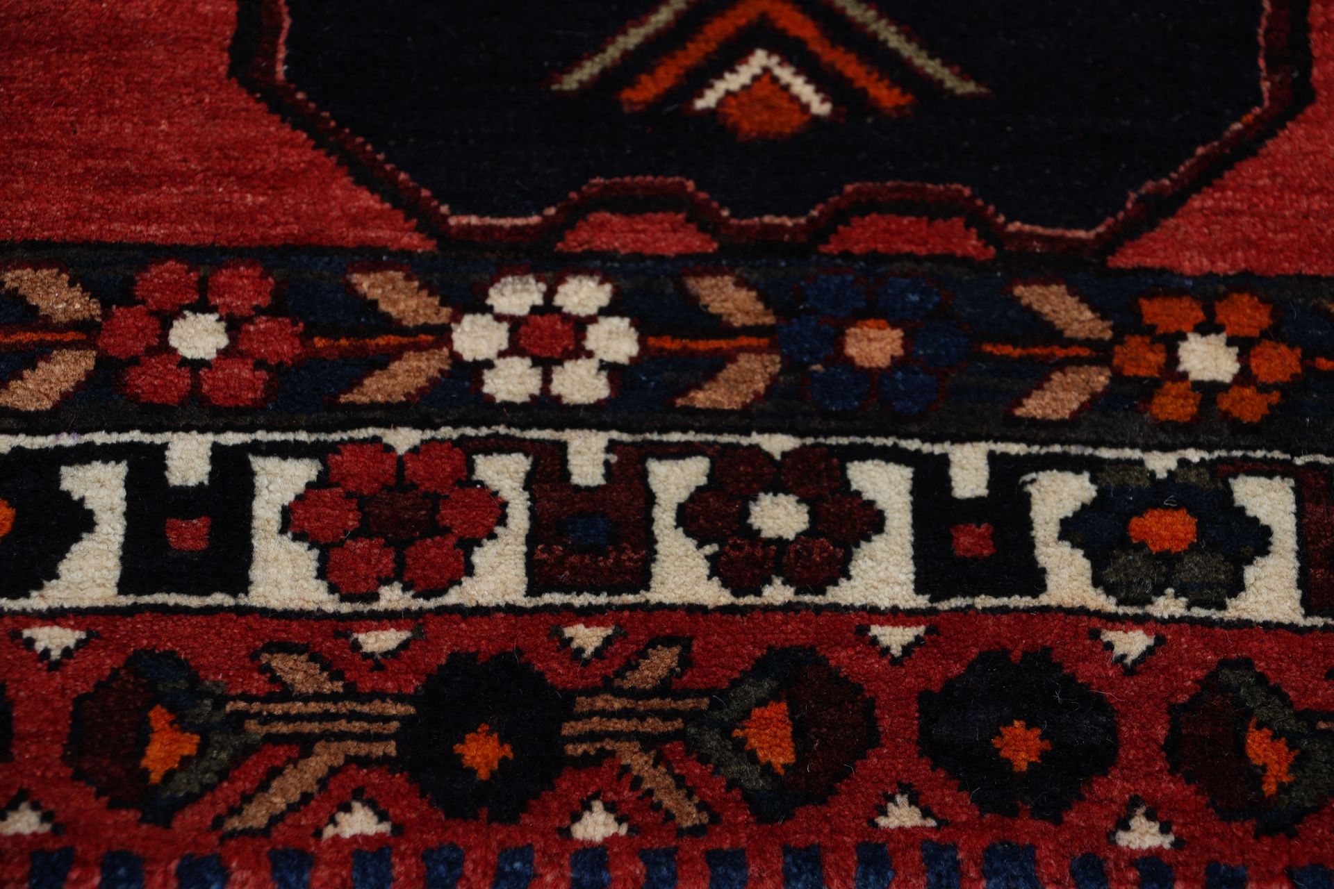 Bakhtiari Persian Rug — hand-knotted, 210 × 315 cm, Wool