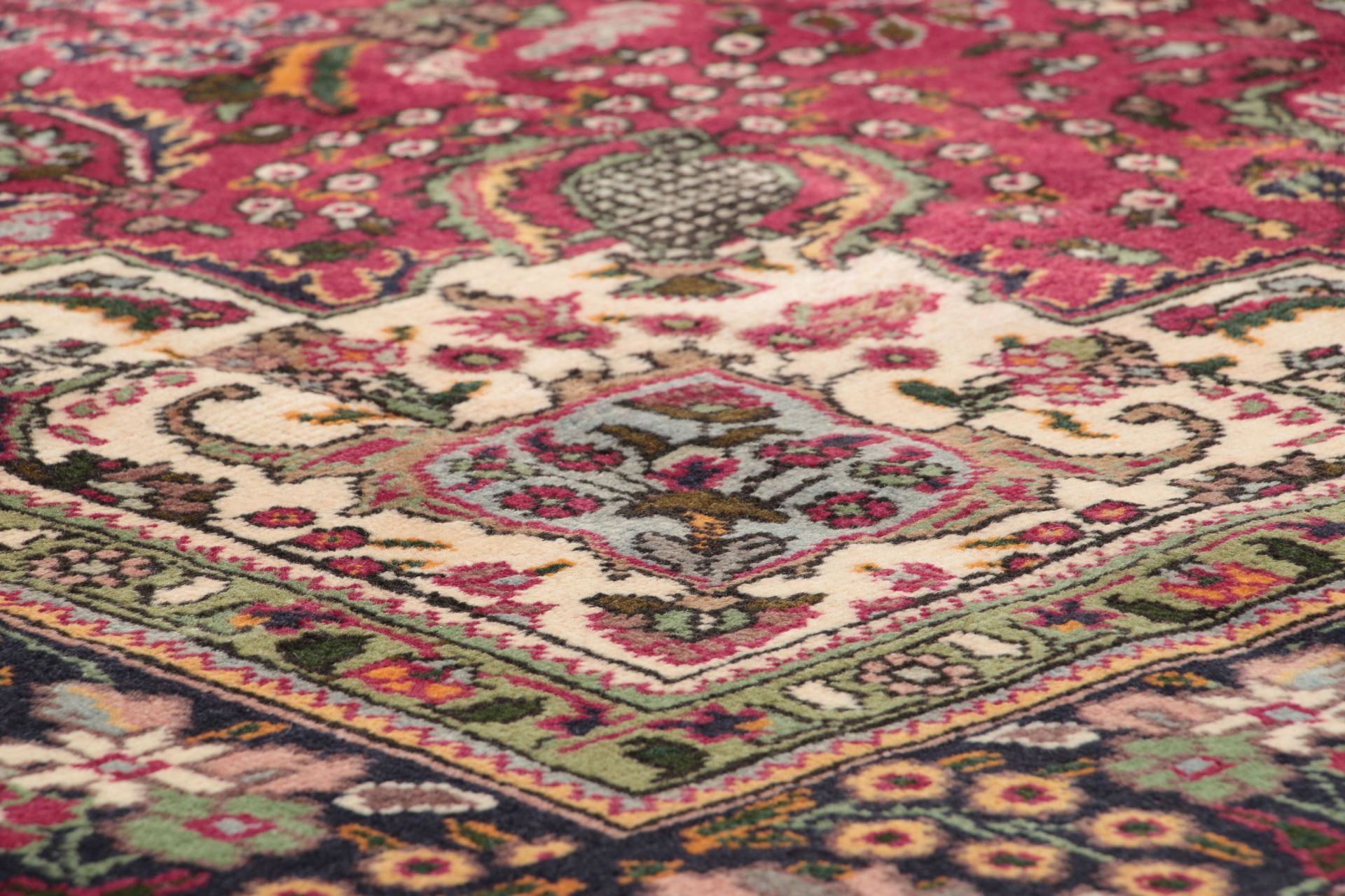 Tabriz Persian Rug 214 × 300 cm, hand-knotted