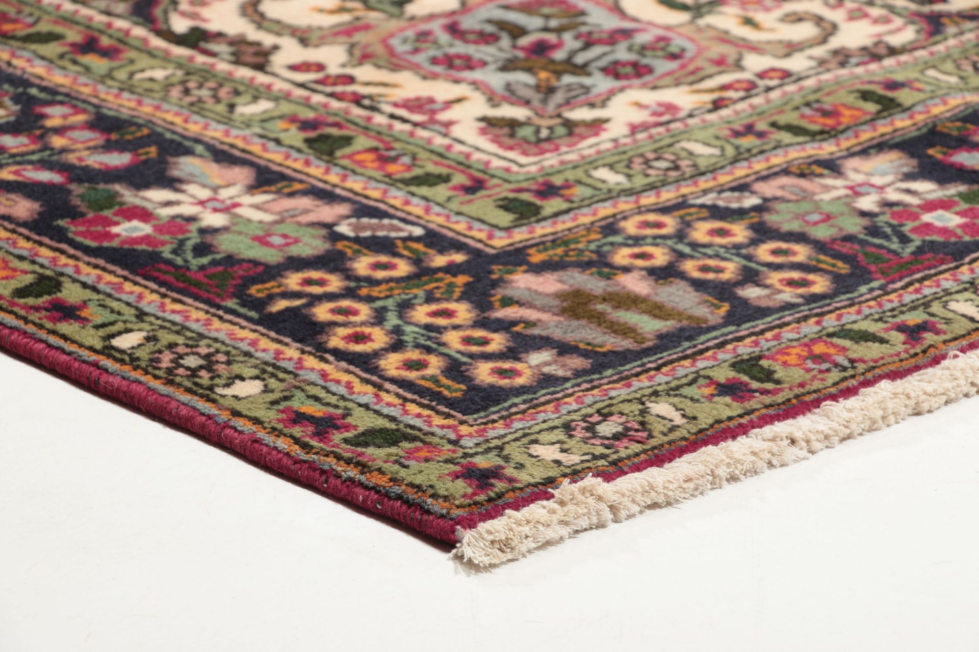 Tabriz Persian Rug 214 × 300 cm, hand-knotted