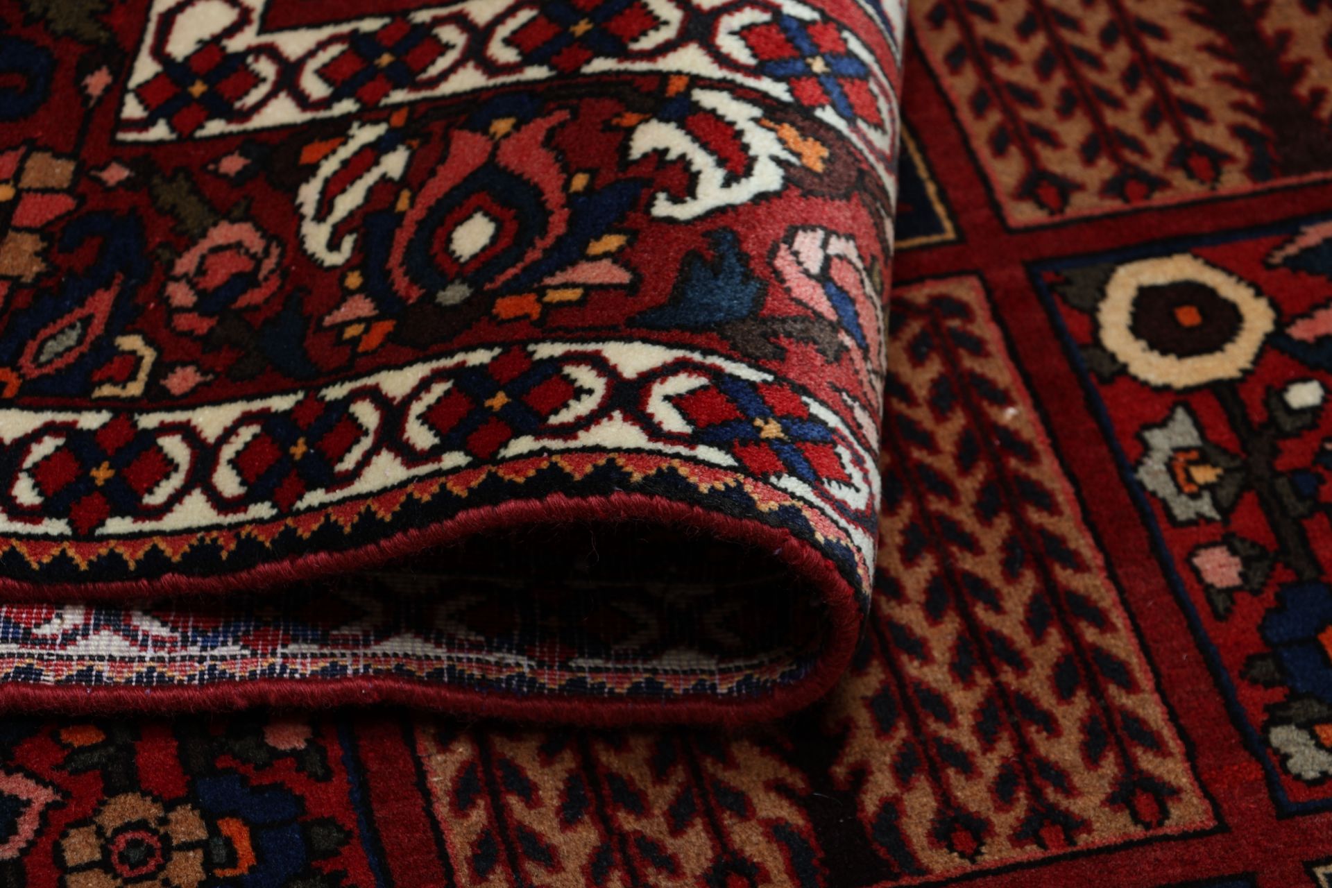 Bakhtiari Persian Rug 200 × 310 cm, Wool, hand-knotted