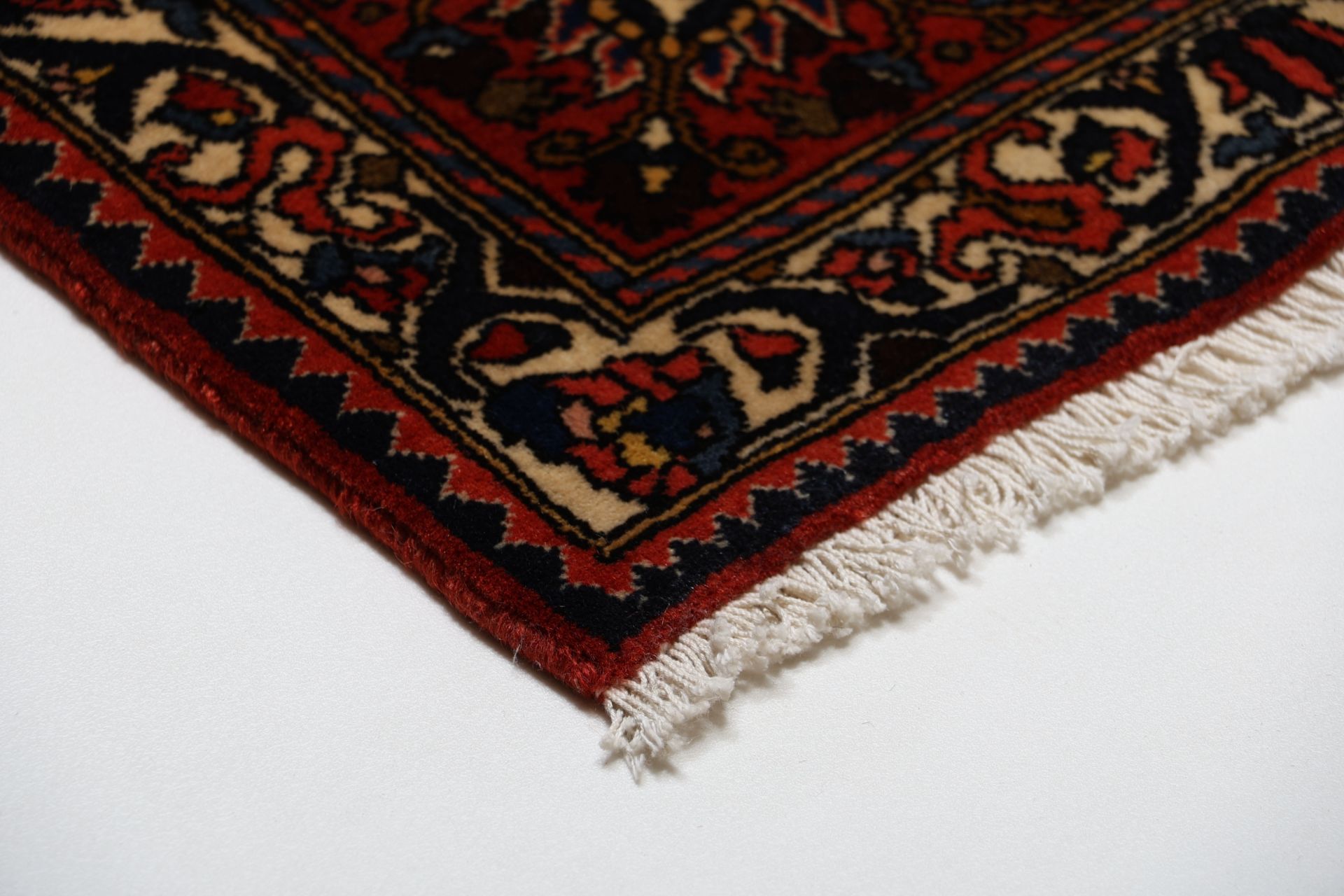 Bakhtiari Persian Rug — hand-knotted, 217 × 315 cm, Wool