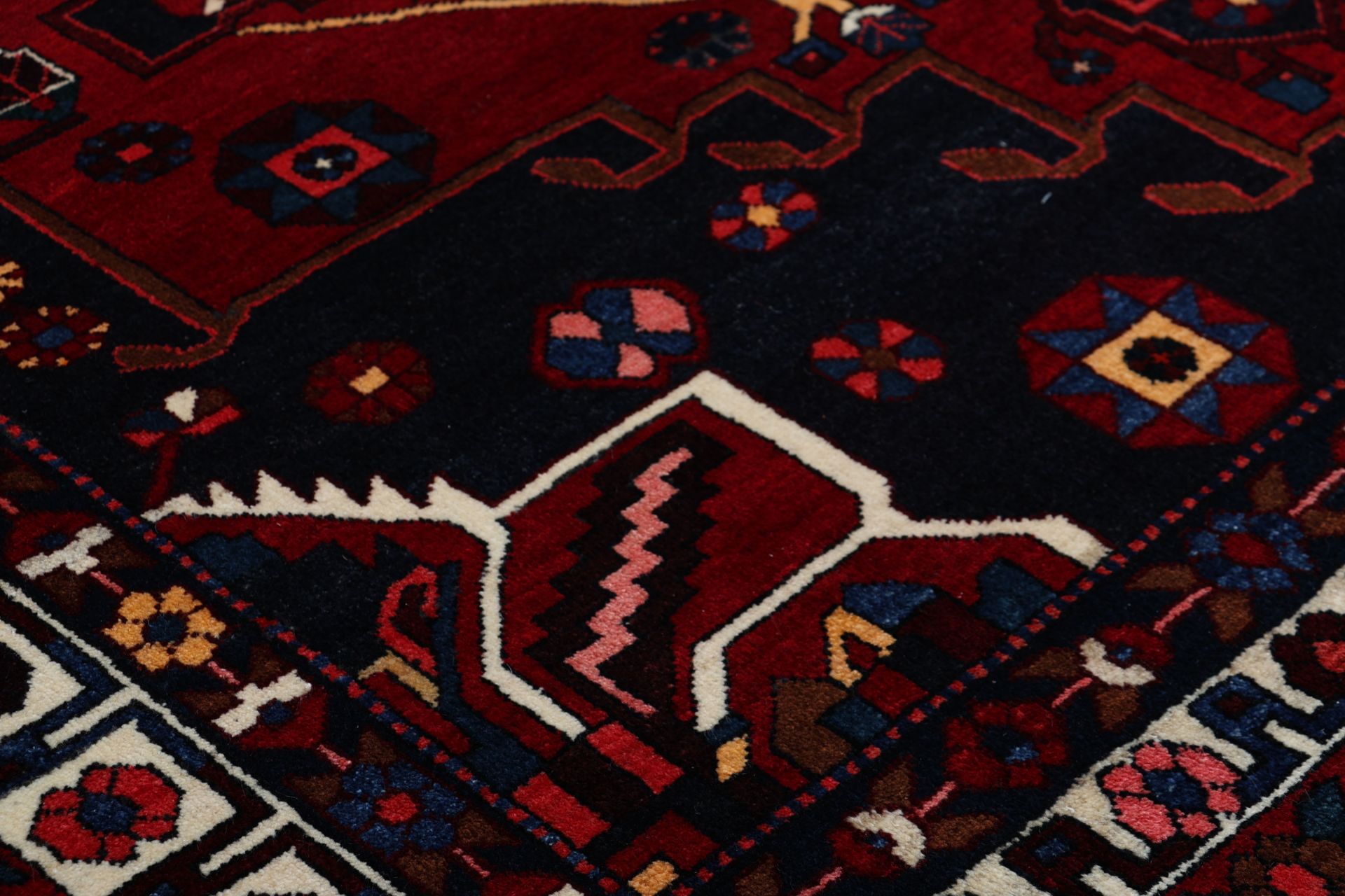 Bakhtiari Persian Rug 210 × 290 cm, Wool, hand-knotted