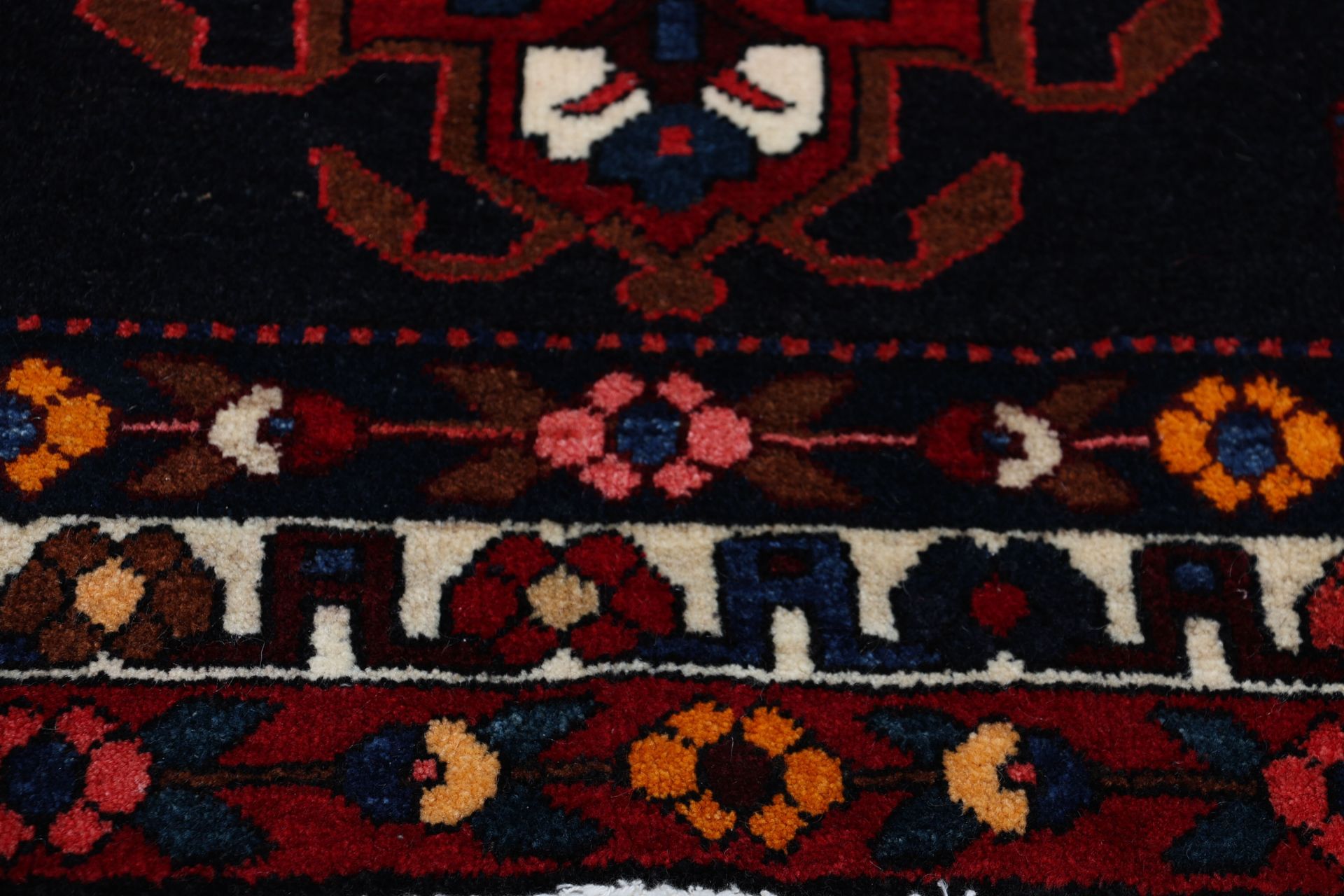 Bakhtiari Persian Rug 210 × 290 cm, Wool, hand-knotted