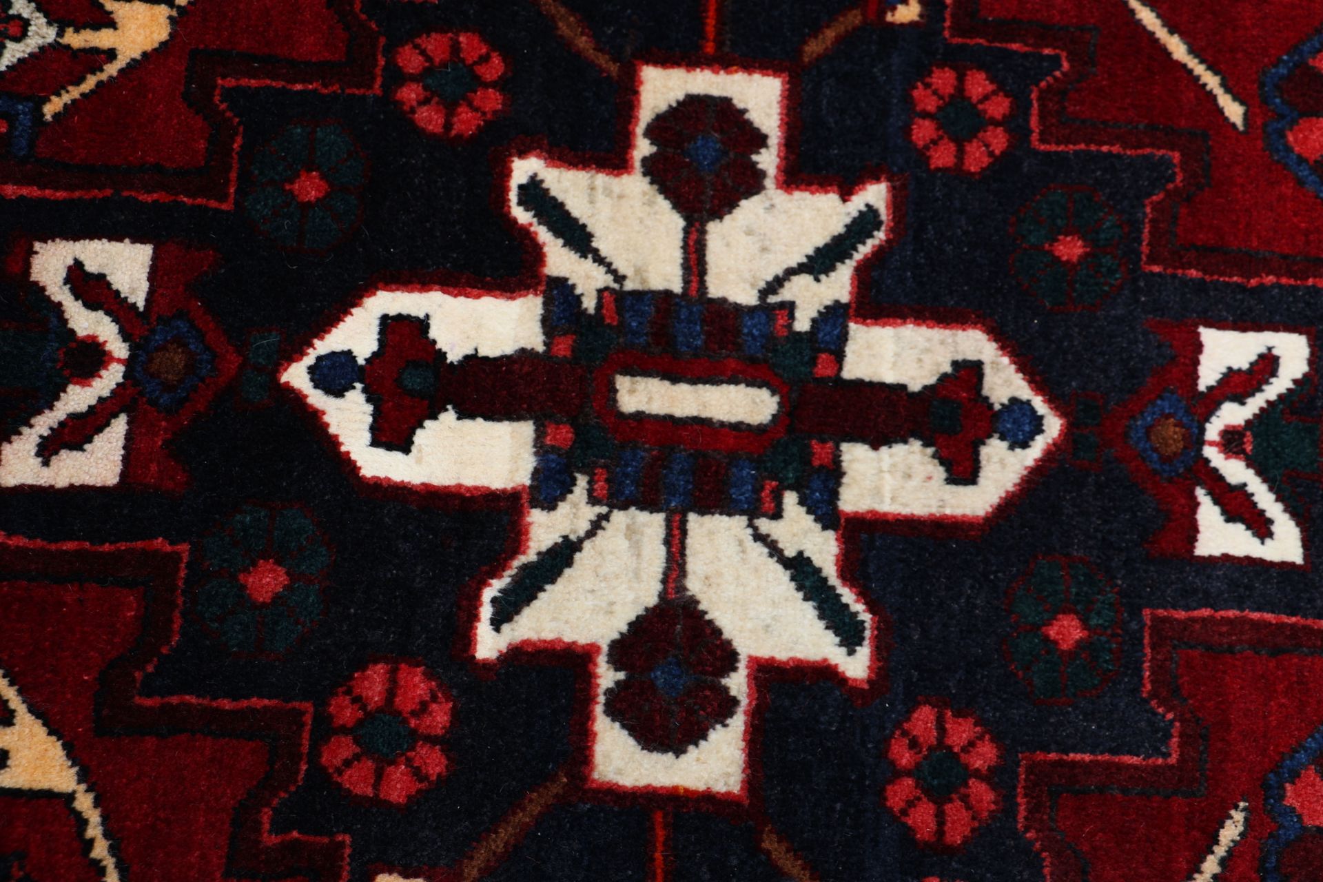 Bakhtiari Persian Rug 210 × 290 cm, Wool, hand-knotted