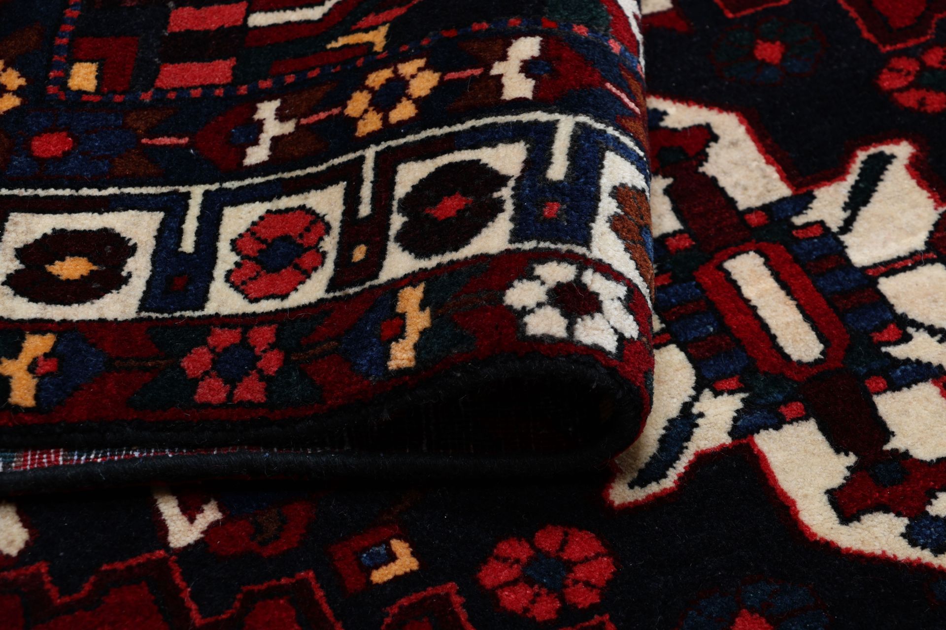 Bakhtiari Persian Rug 210 × 290 cm, Wool, hand-knotted