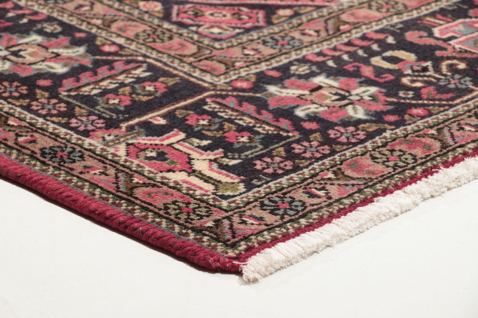 Tabriz Persian Rug 200 × 285 cm, hand-knotted