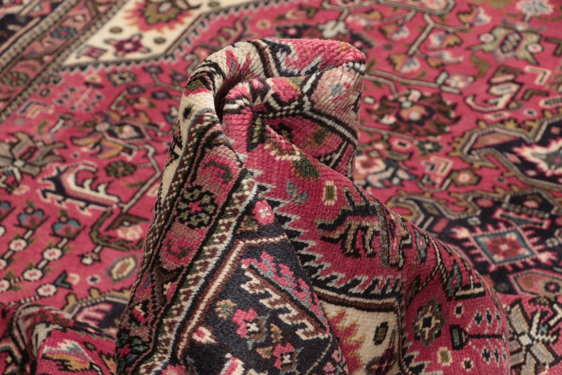 Tabriz Persian Rug 200 × 285 cm, hand-knotted