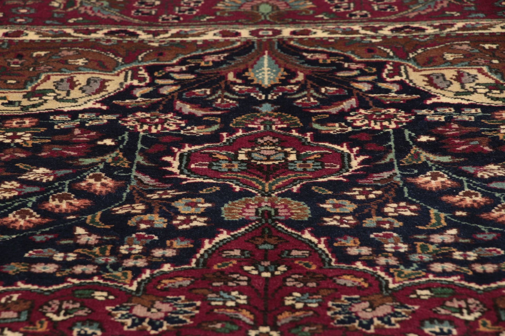 Tabriz Persian Rug — hand-knotted, 198 × 292 cm