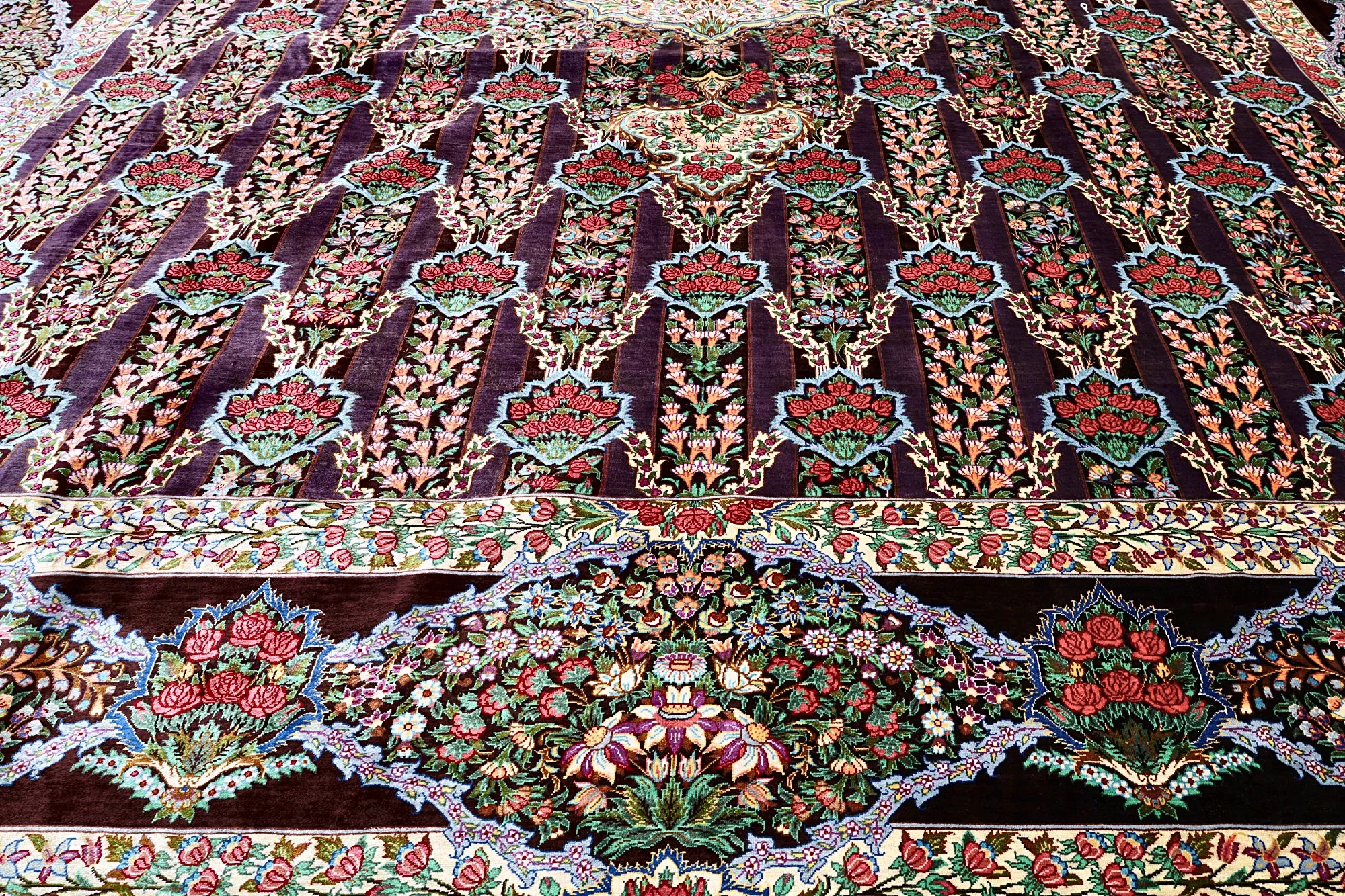 118129-03 Qom Persian Rug — hand-knotted, 347 × 247 cm, Silk