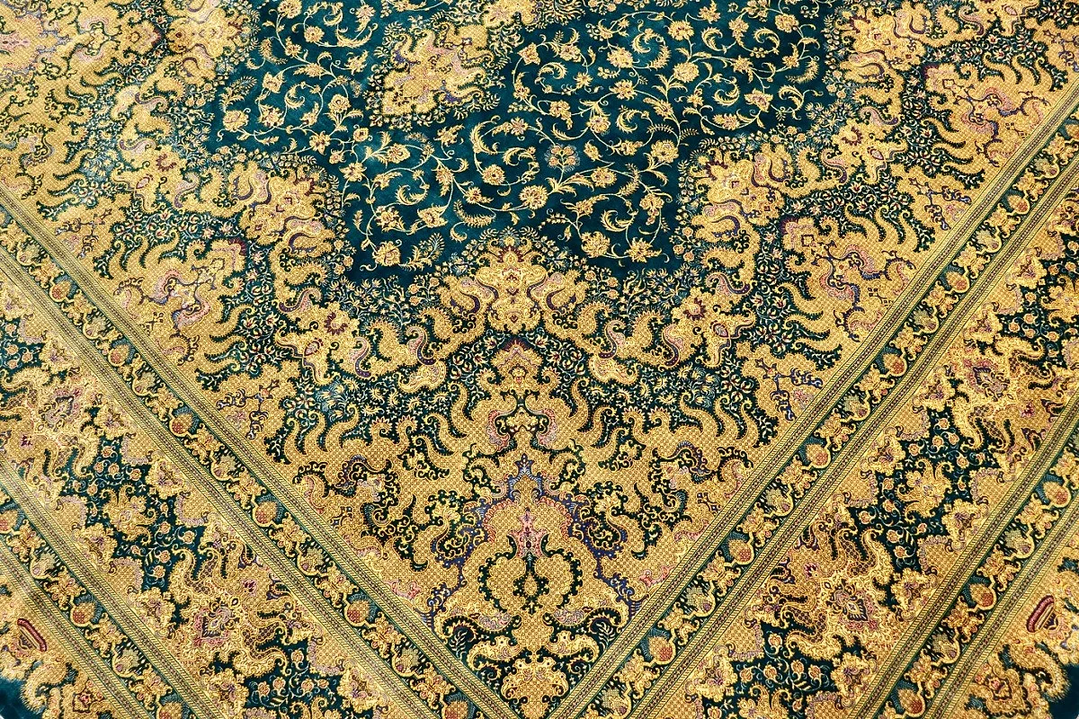 118134-08 Qom Persian Rug — hand-knotted, 325 × 255 cm, Silk