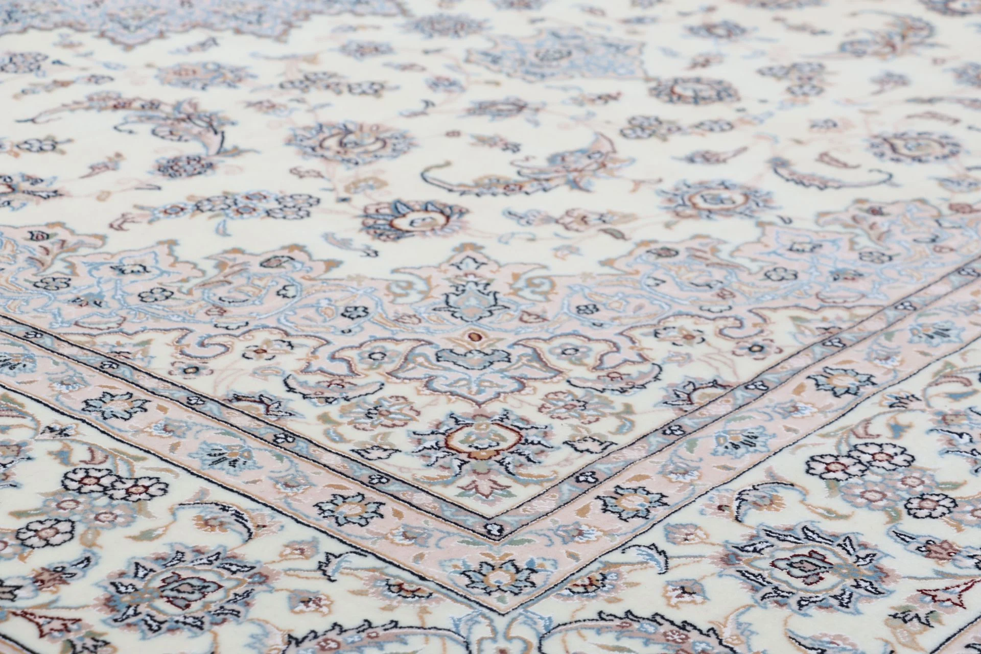 perserteppich-nain-253-x-345-cm-schurwolle-seide-handgeknupft-4 Hand-Knotted Wool & Silk Nain Persian Rug, 253 × 345 cm