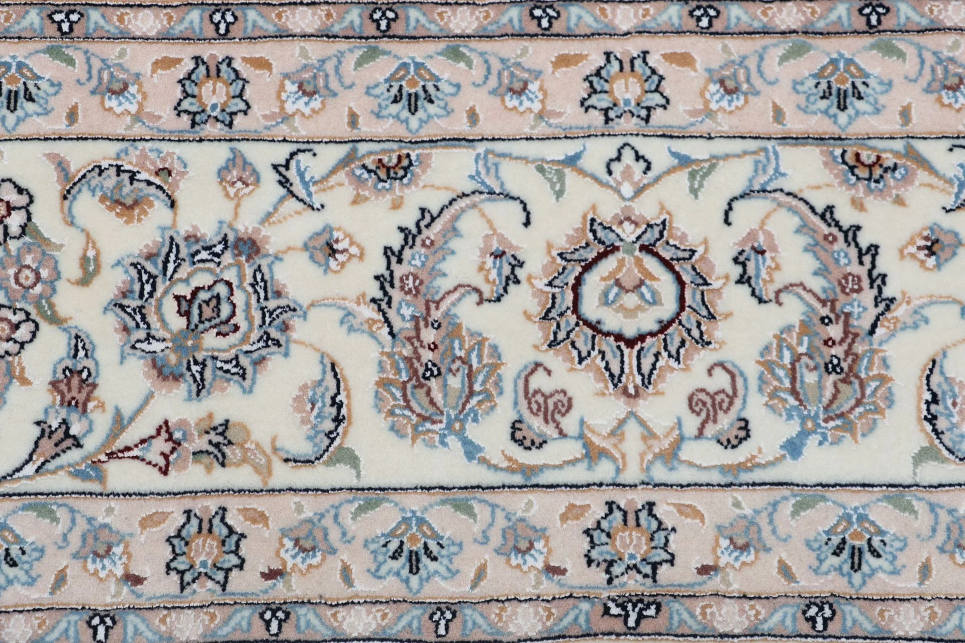perserteppich-nain-253-x-345-cm-schurwolle-seide-handgeknupft-7 Hand-Knotted Wool & Silk Nain Persian Rug, 253 × 345 cm