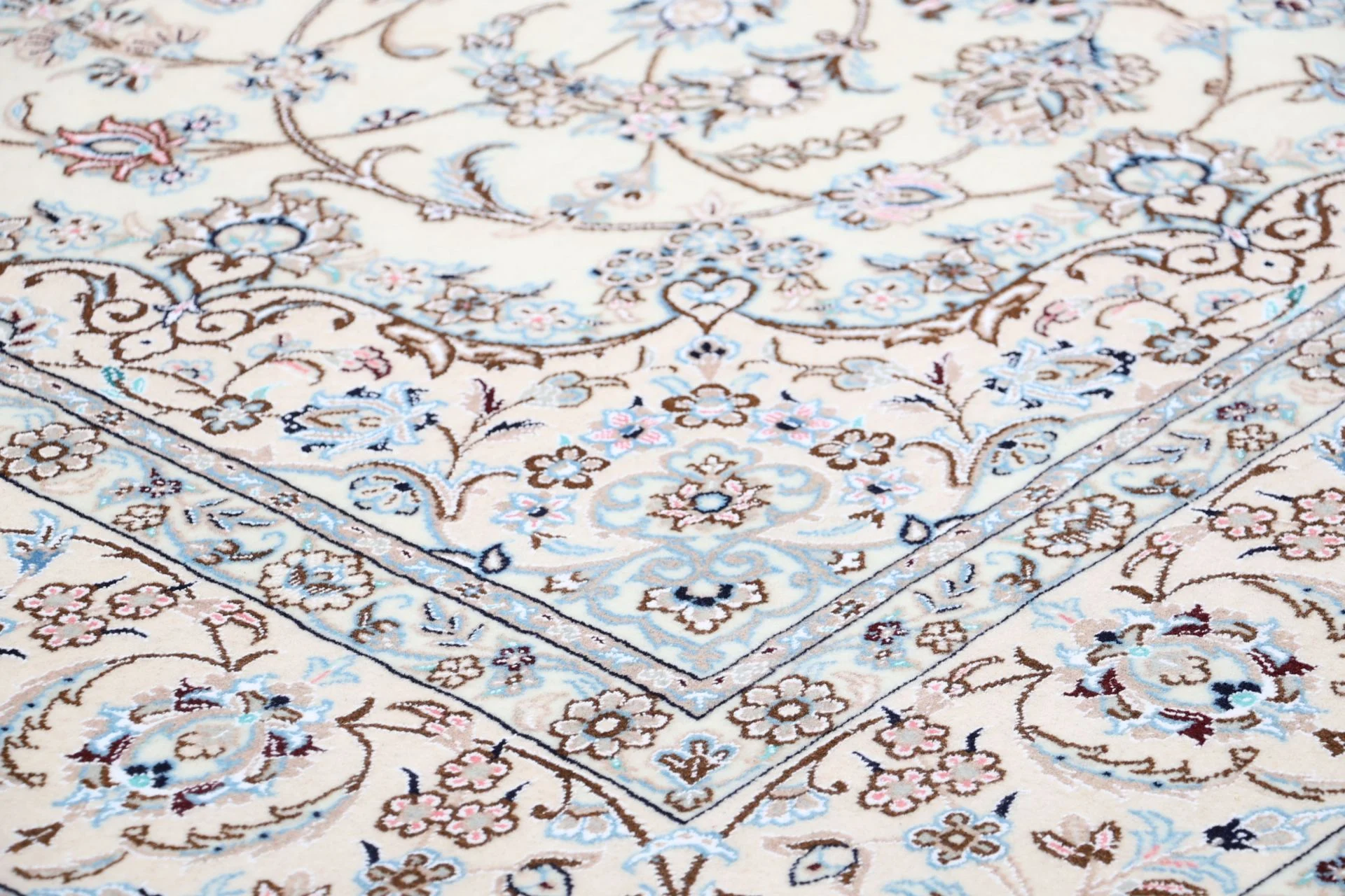 perserteppich-nain-202-x-308-cm-schurwolle-und-seide-handgeknupft-13 Hand-Knotted Wool & Silk Nain Persian Rug, 202 × 308 cm