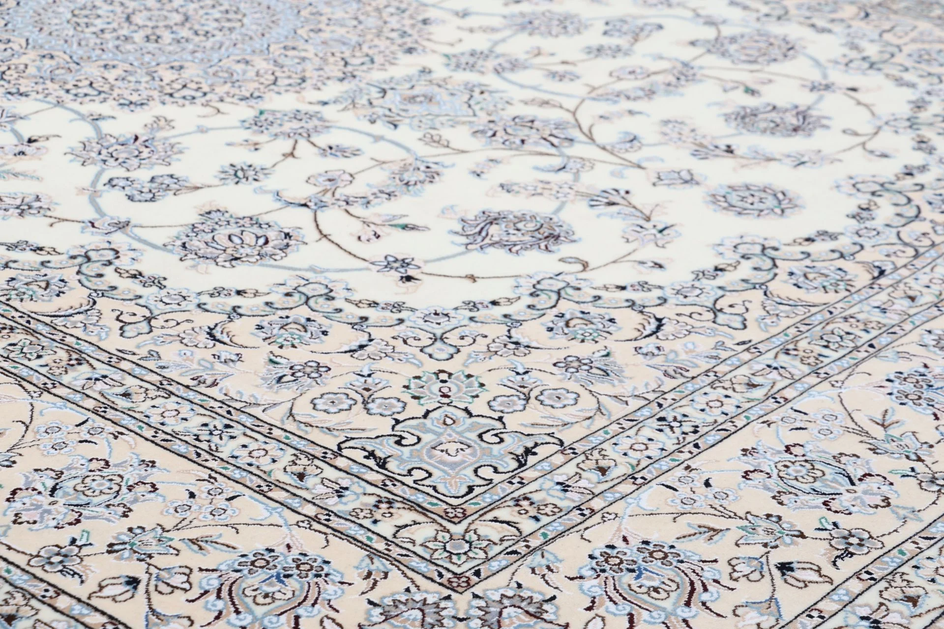 perserteppich-nain-248-x-357-cm-schurwolle-und-seide-handgeknupft-14 Nain Persian Rug 248 × 357 cm, Wool & Silk, hand-knotted