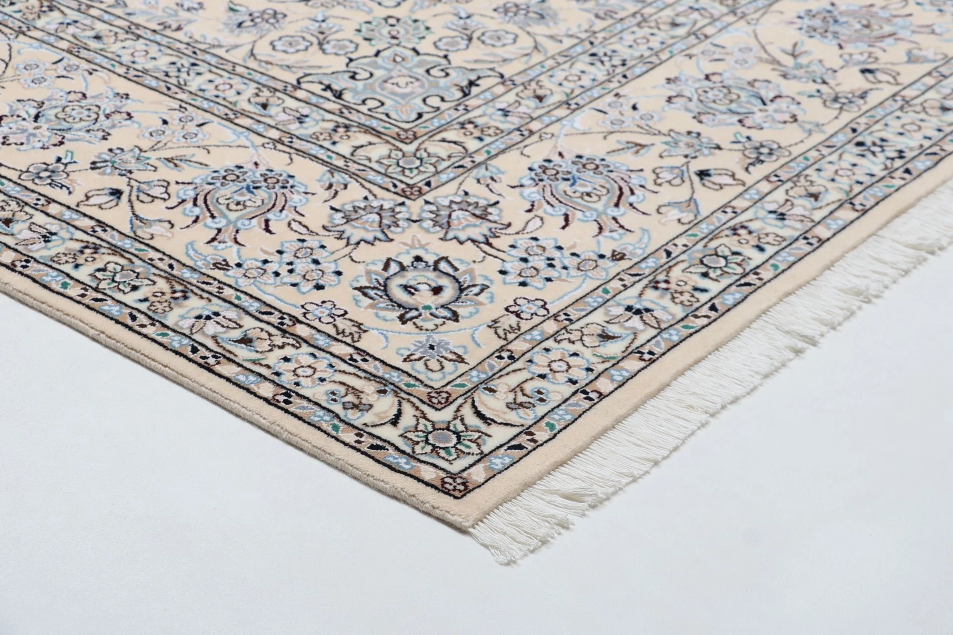 perserteppich-nain-248-x-357-cm-schurwolle-und-seide-handgeknupft-15 Nain Persian Rug 248 × 357 cm, Wool & Silk, hand-knotted