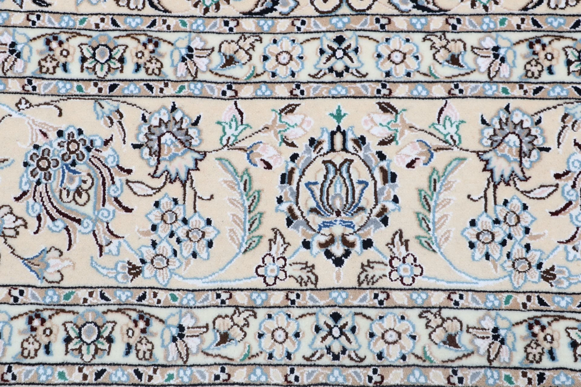 perserteppich-nain-248-x-357-cm-schurwolle-und-seide-handgeknupft-17 Nain Persian Rug 248 × 357 cm, Wool & Silk, hand-knotted