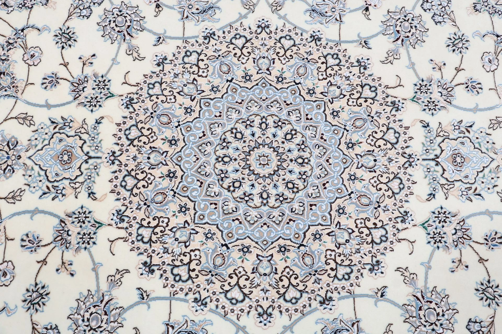 perserteppich-nain-248-x-357-cm-schurwolle-und-seide-handgeknupft-18 Nain Persian Rug 248 × 357 cm, Wool & Silk, hand-knotted
