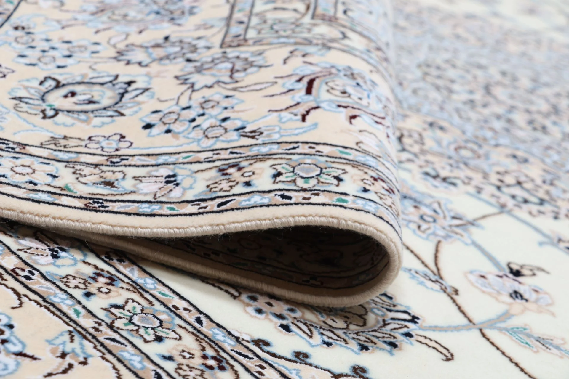 perserteppich-nain-248-x-357-cm-schurwolle-und-seide-handgeknupft-19 Nain Persian Rug 248 × 357 cm, Wool & Silk, hand-knotted
