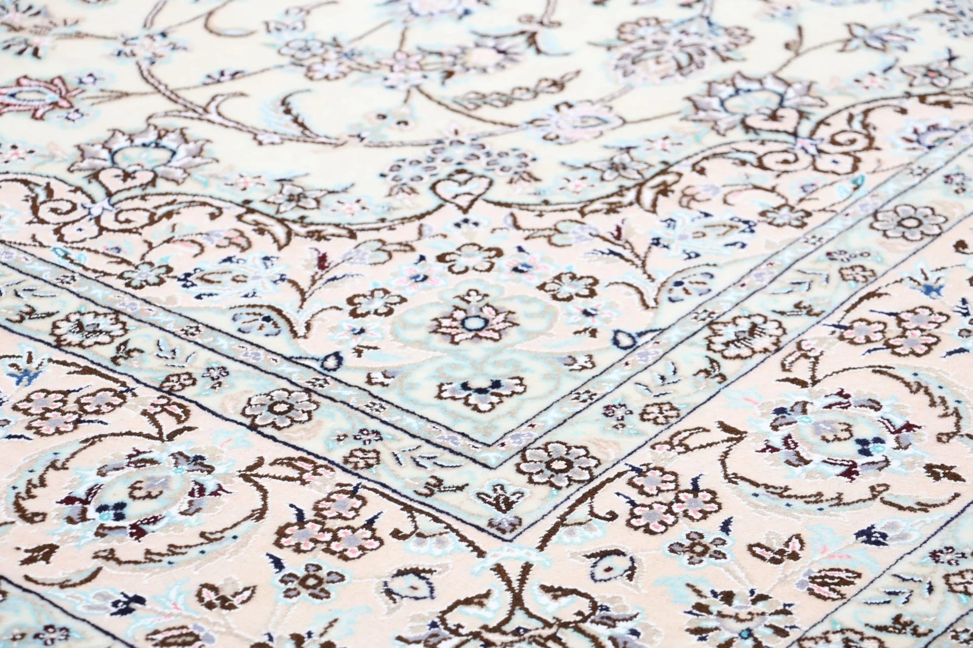 perserteppich-nain-202-x-310-cm-schurwolle-und-seide-handgeknupft-37 Nain Persian Rug — hand-knotted, 202 × 310 cm, Wool & Silk