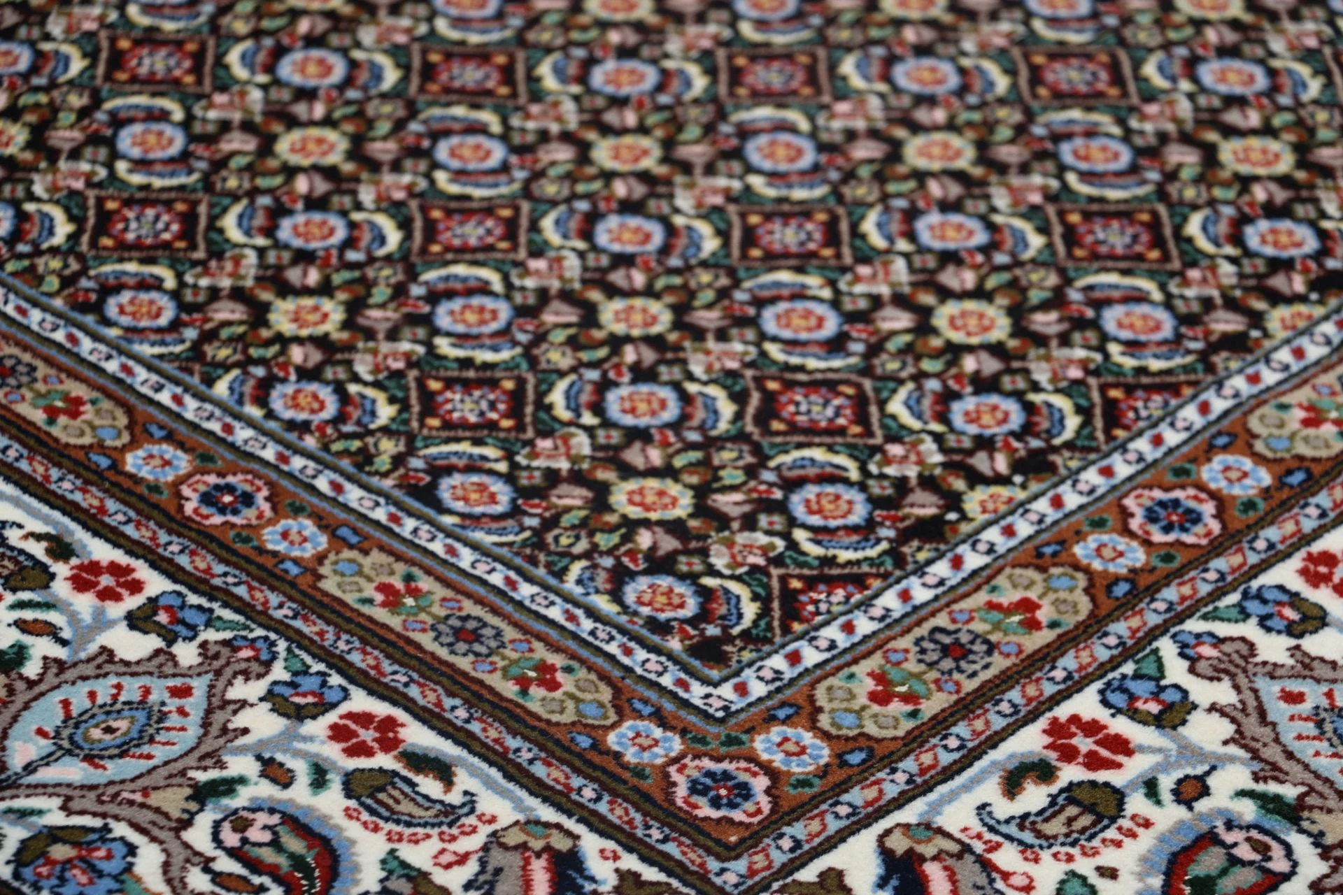 Moud Persian Rug 210 × 297 cm, Wool & Silk, hand-knotted