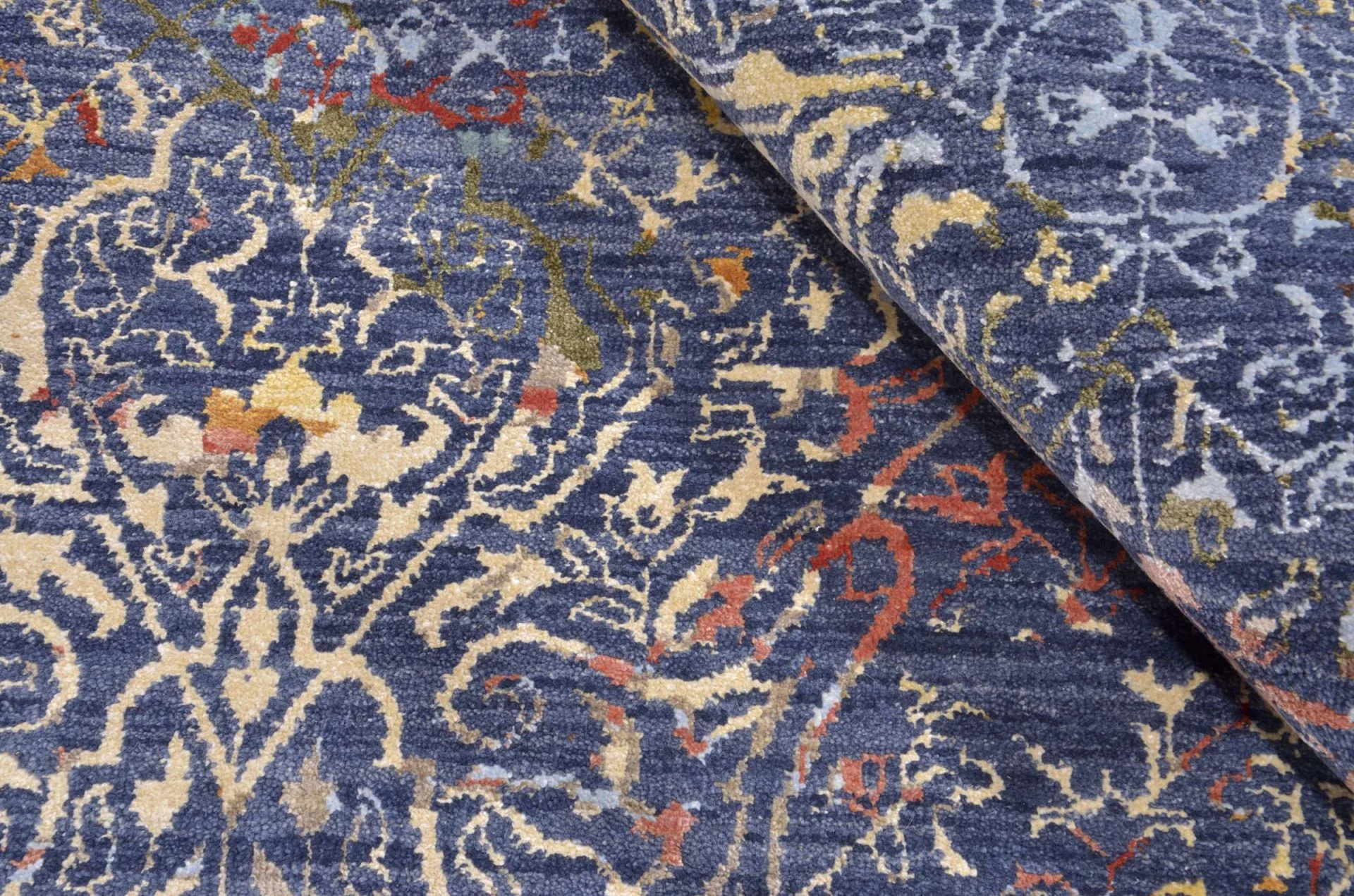 Indian Rug — hand-knotted, 276 × 362 cm, Wool & Silk