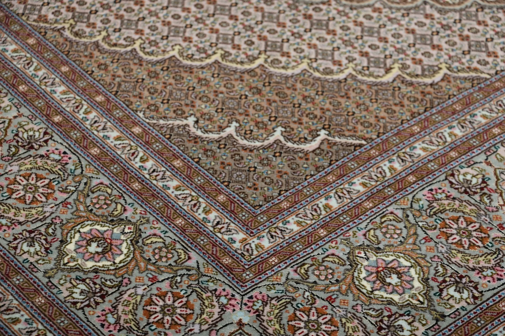 Tabriz Persian Rug — hand-knotted, 200 × 260 cm, Wool & Silk
