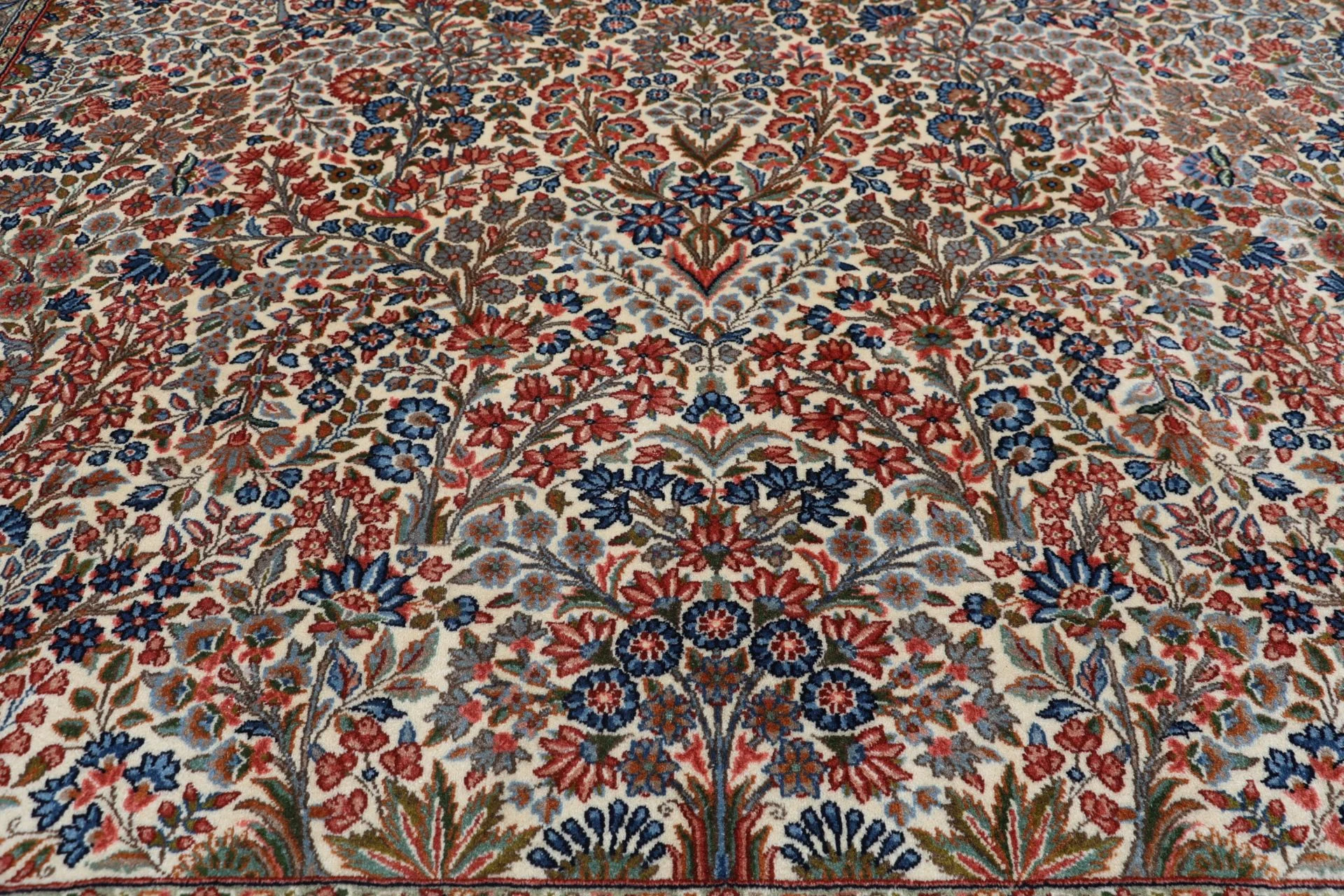 Hand-Knotted Wool Kerman Persian Rug, 220 × 280 cm