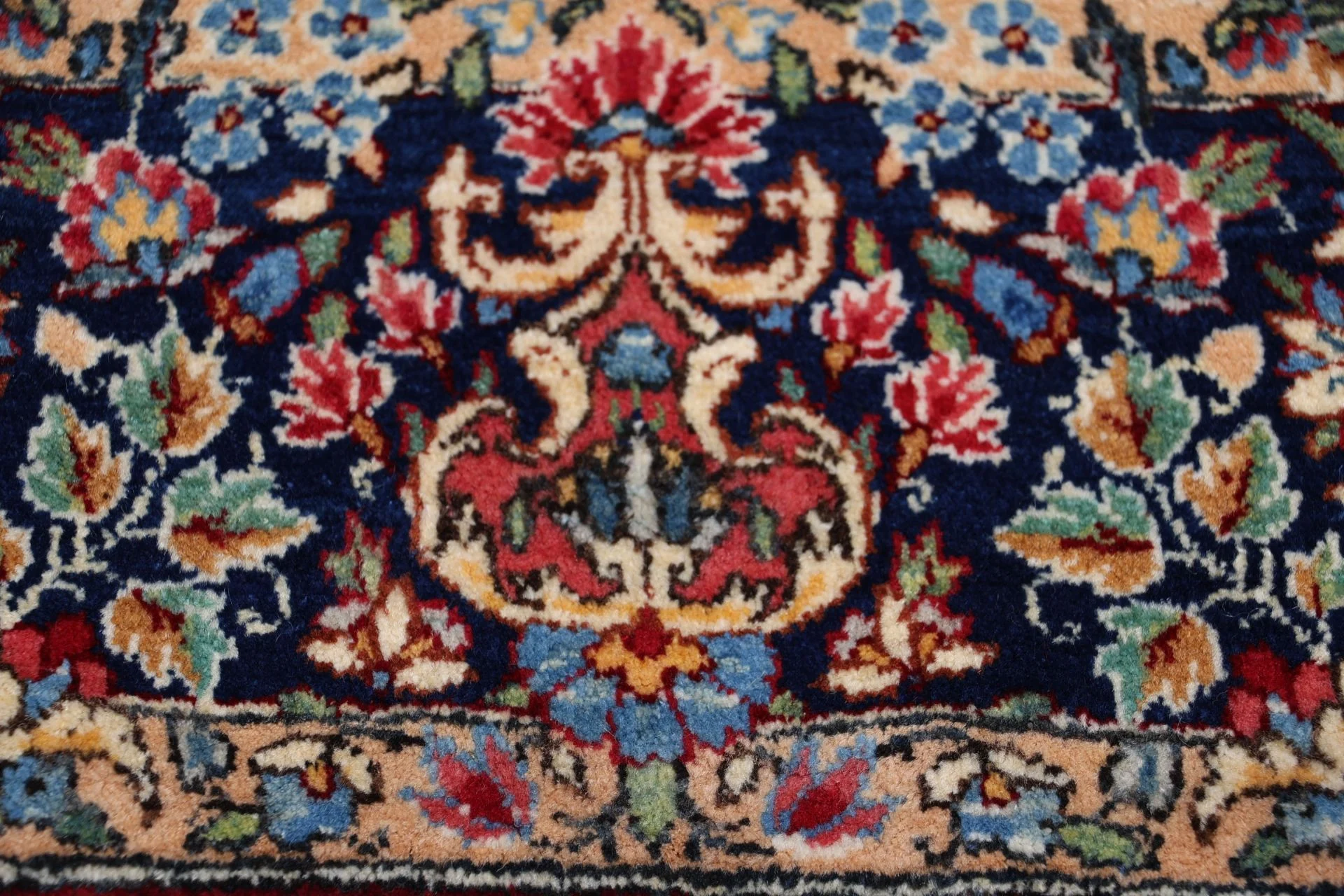 Kerman Persian Rug 148 × 227 cm, Wool, hand-knotted