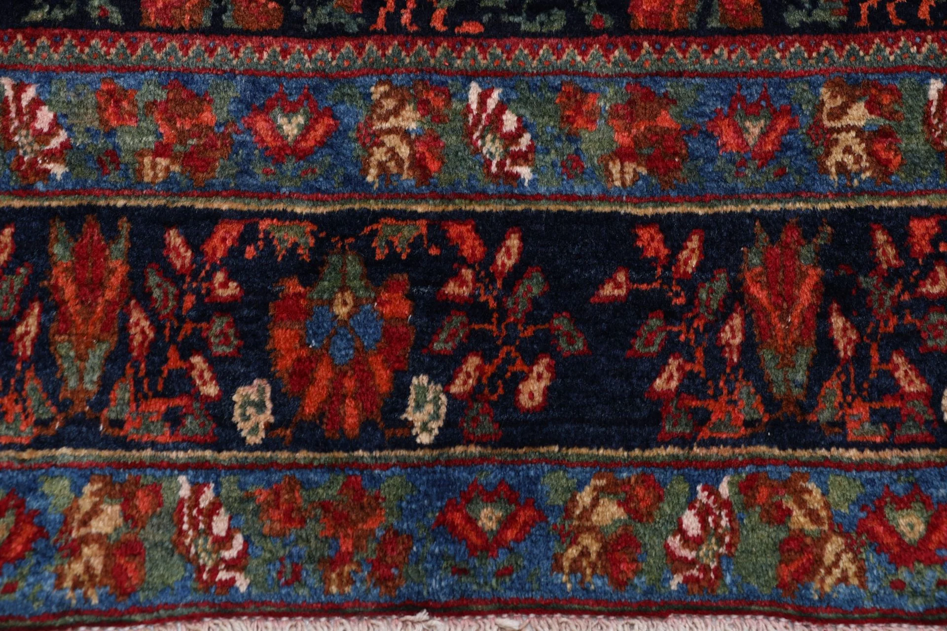 Persian Rug 163 × 218 cm, Wool, hand-knotted