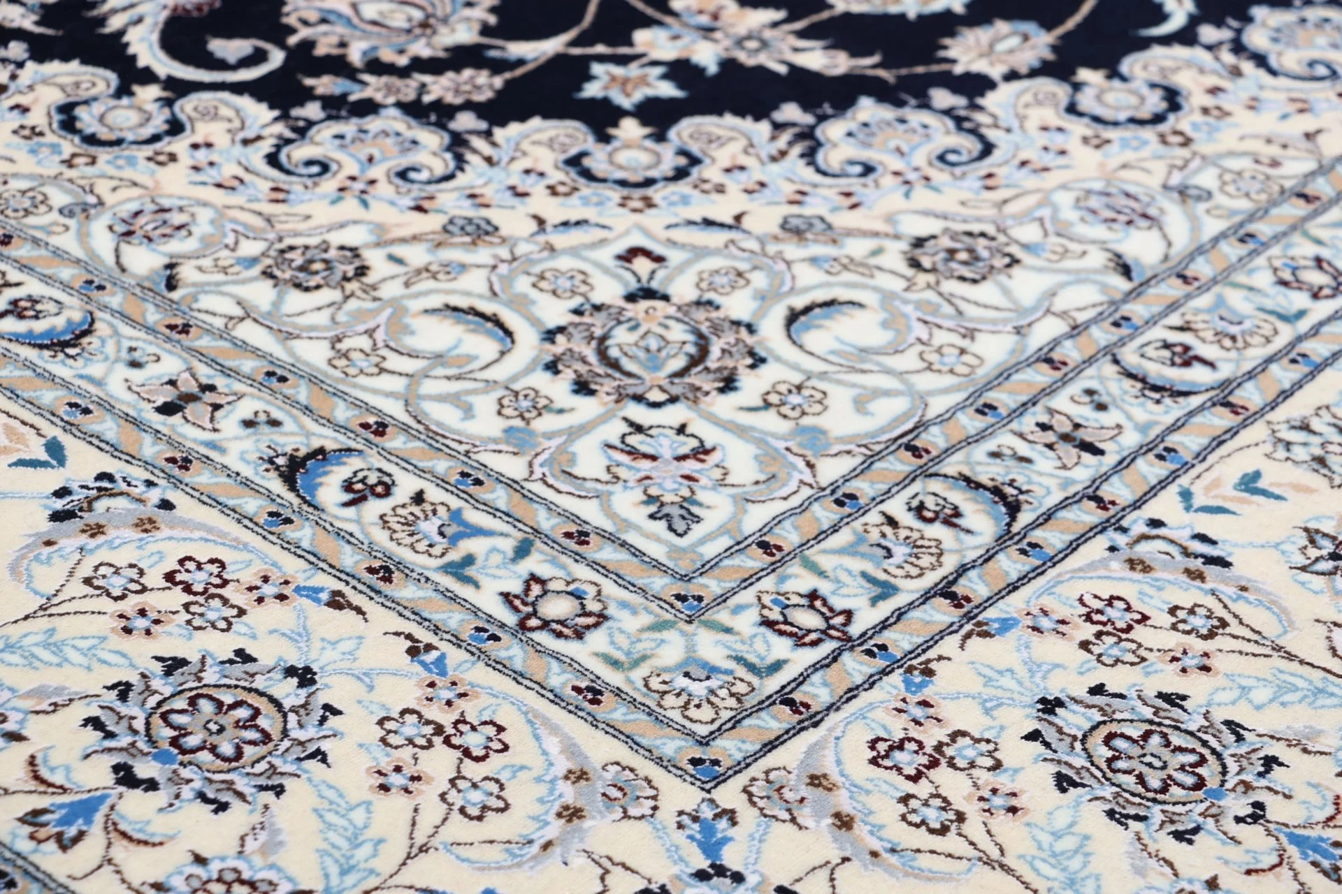 Nain Persian Rug — hand-knotted, 207 × 298 cm, Wool & Silk