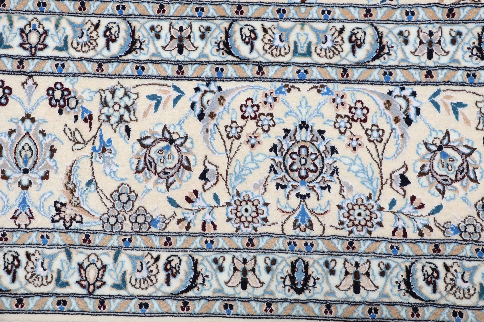 Nain Persian Rug — hand-knotted, 207 × 298 cm, Wool & Silk