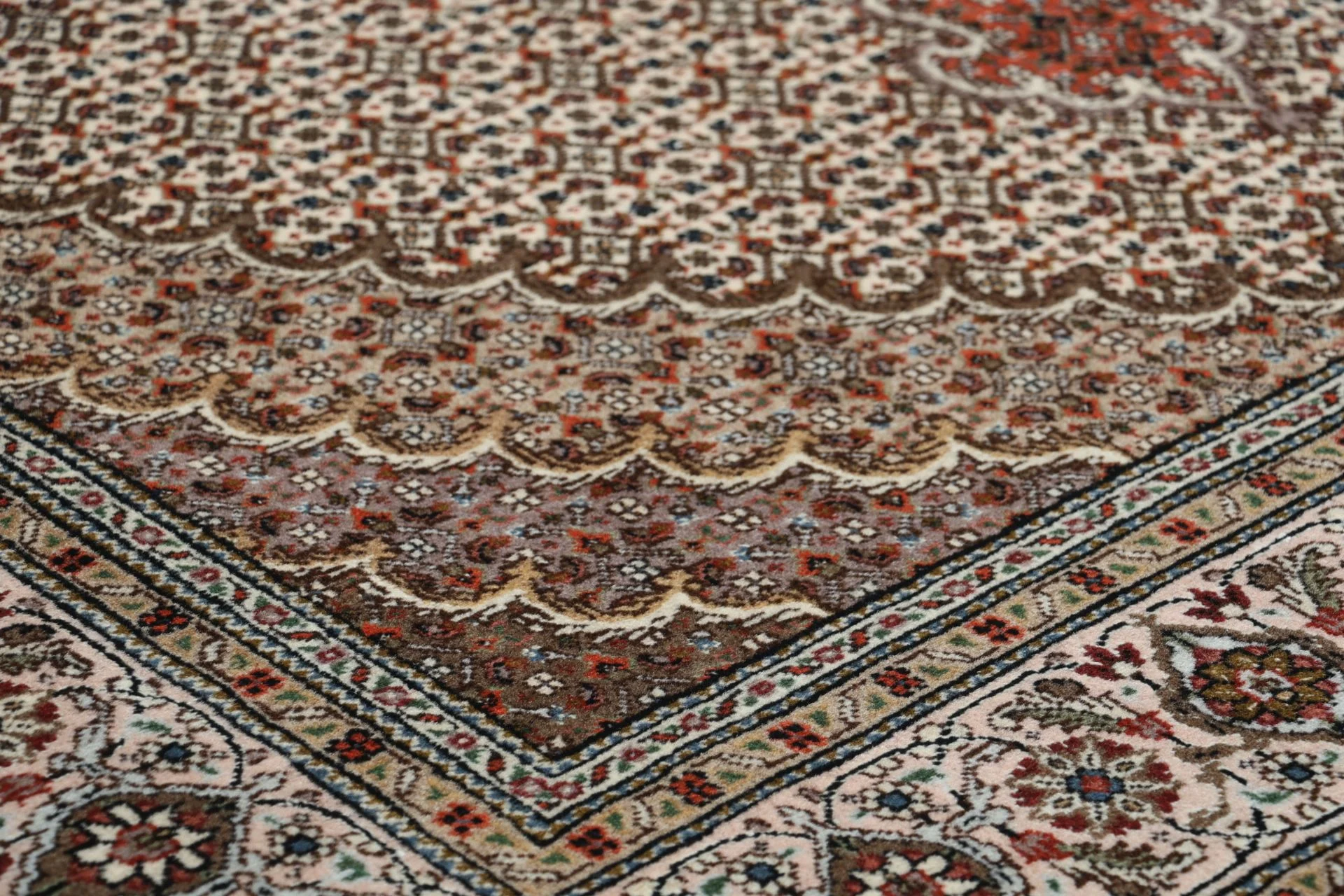 perserteppich-tabriz-170-x-242-cm-schurwolle-seide-handgeknupft-27 Hand-Knotted Wool & Silk Tabriz Persian Rug, 170 × 242 cm