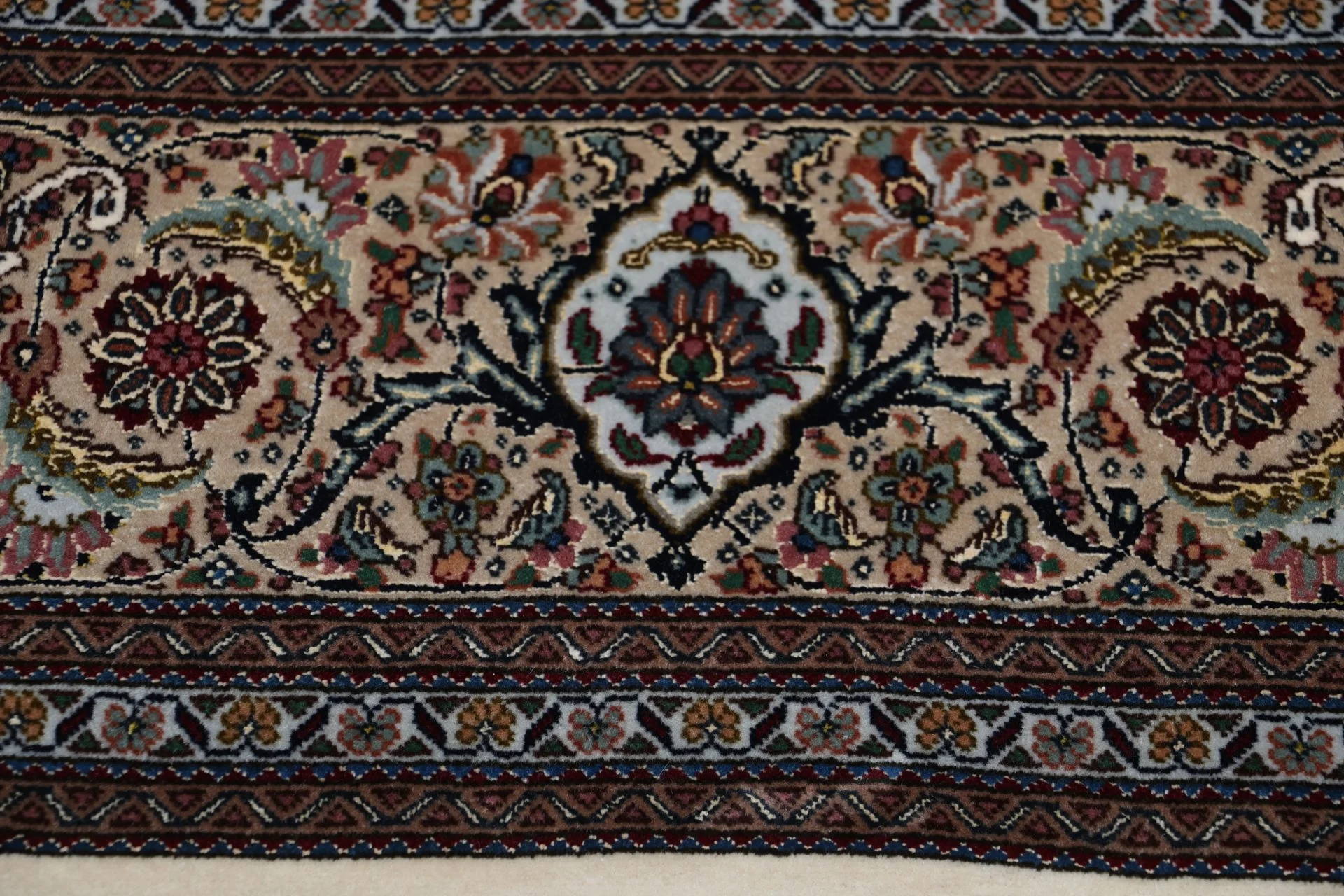 perserteppich-tabriz-198-x-260-cm-schurwolle-seide-handgeknupft-28 Tabriz Persian Rug — hand-knotted, 198 × 260 cm, Wool & Silk