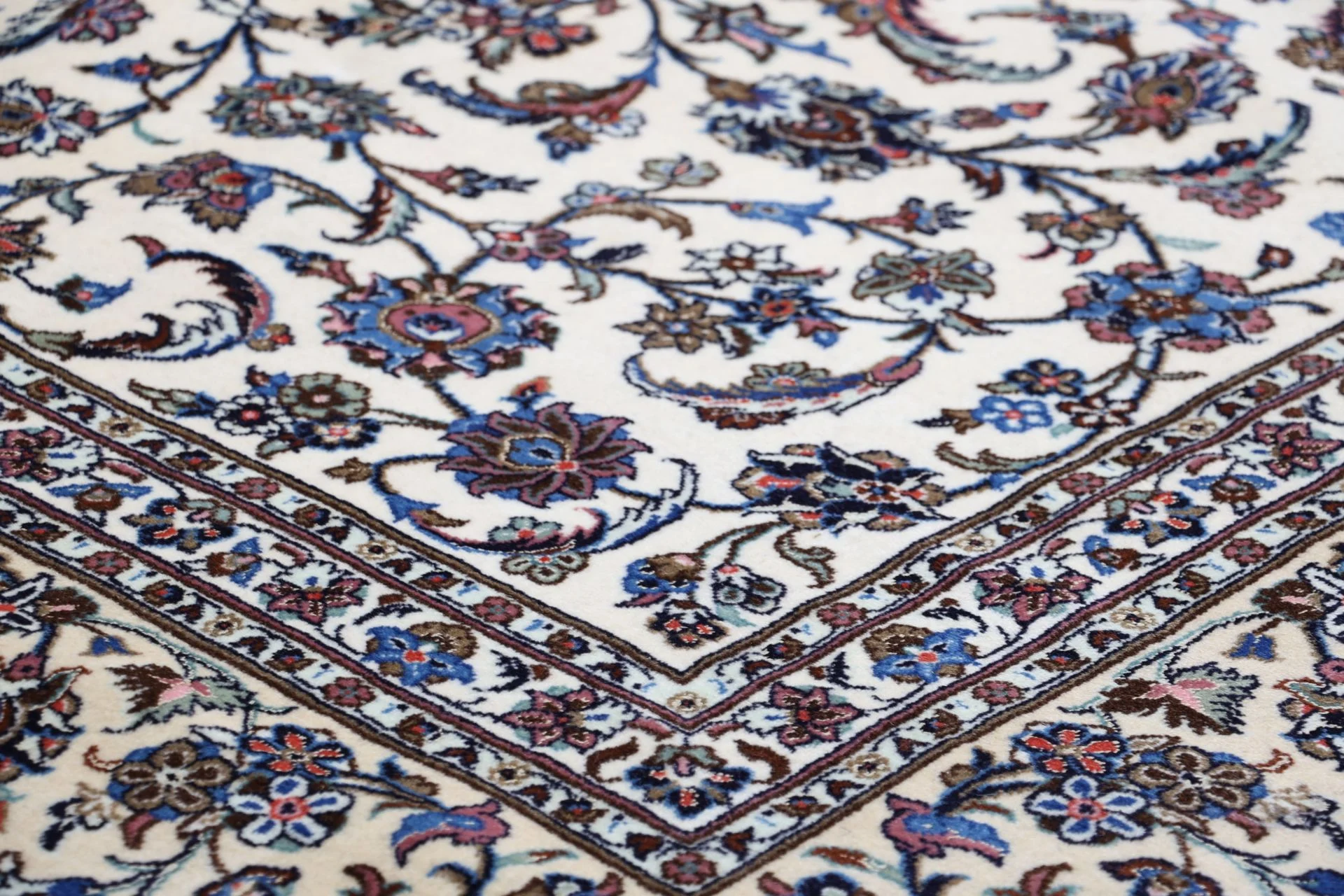 perserteppich-kashan-250-x-356-cm-schurwolle-seide-handgeknupft-24 Kashan Persian Rug 250 × 356 cm, Wool & Silk, hand-knotted