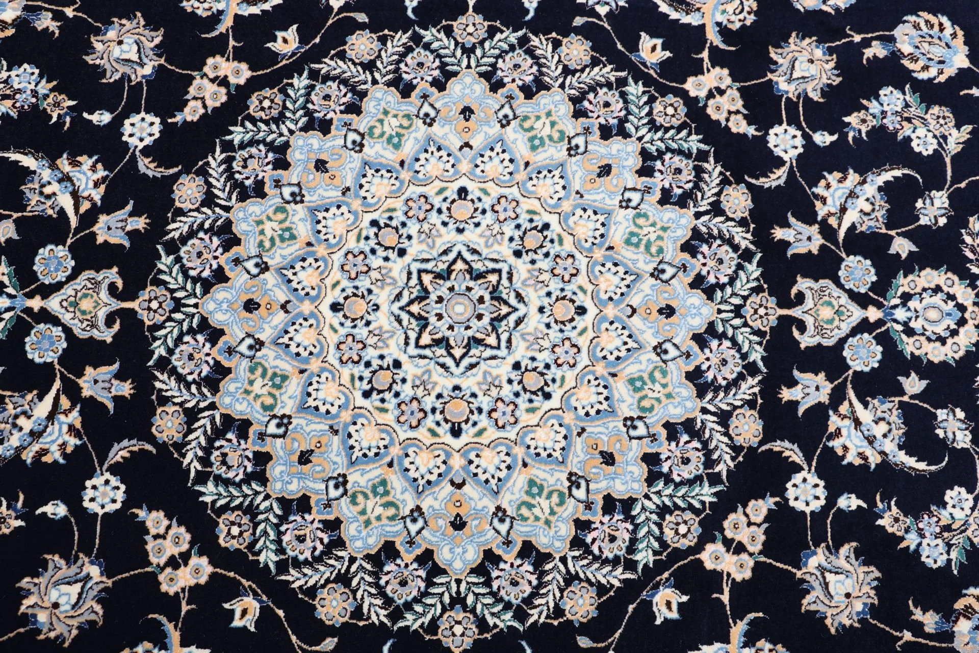 perserteppich-nain-210-x-263-cm-schurwolle-und-seide-handgeknupft-18 Nain Persian Rug 210 × 263 cm, Wool & Silk, hand-knotted