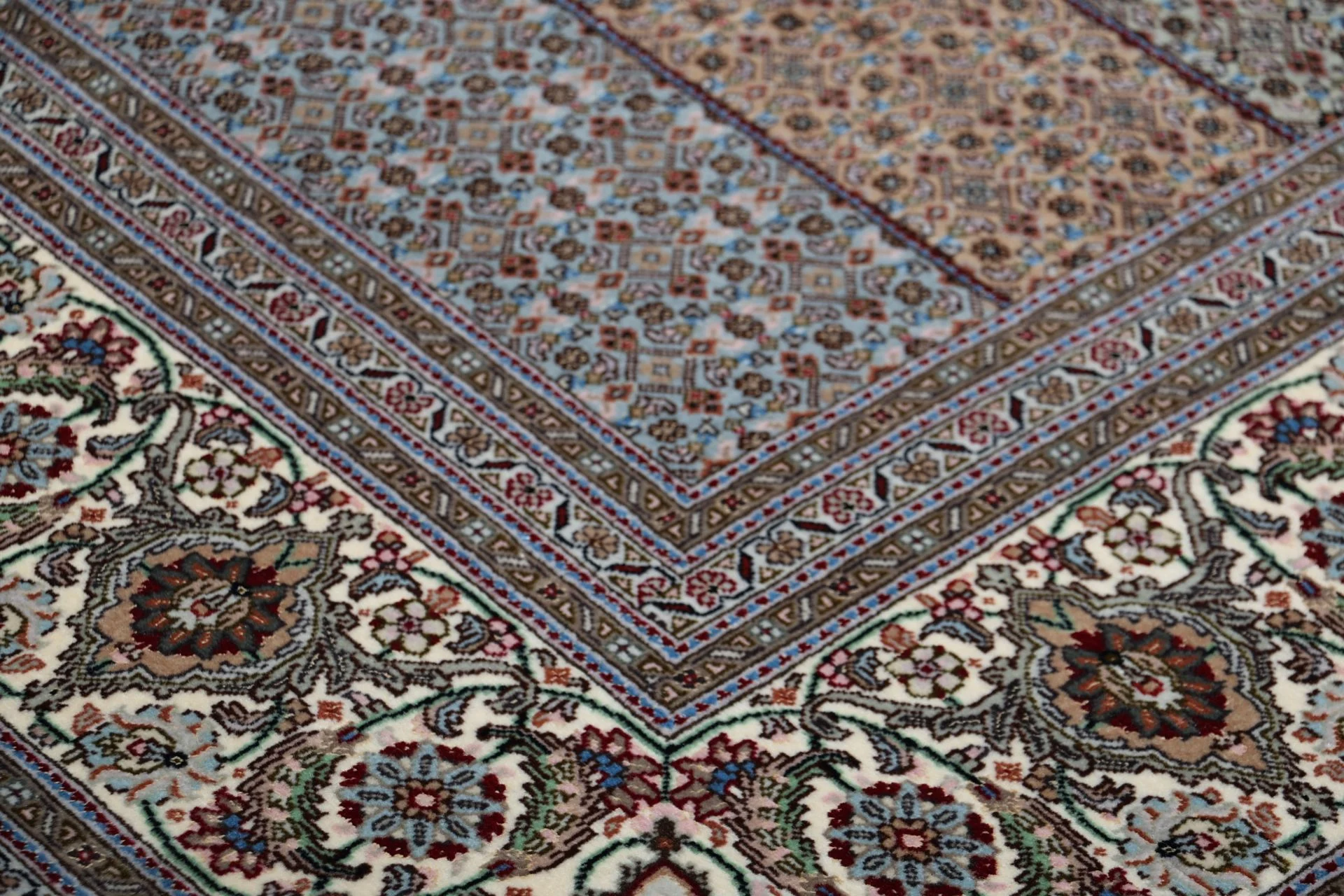 perserteppich-tabriz-210-x-255-cm-schurwolle-seide-handgeknupft-4 Hand-Knotted Wool & Silk Tabriz Persian Rug, 210 × 255 cm