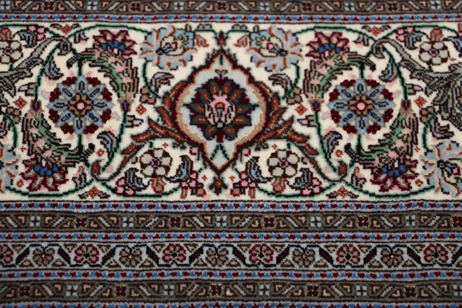 perserteppich-tabriz-210-x-255-cm-schurwolle-seide-handgeknupft-6 Hand-Knotted Wool & Silk Tabriz Persian Rug, 210 × 255 cm