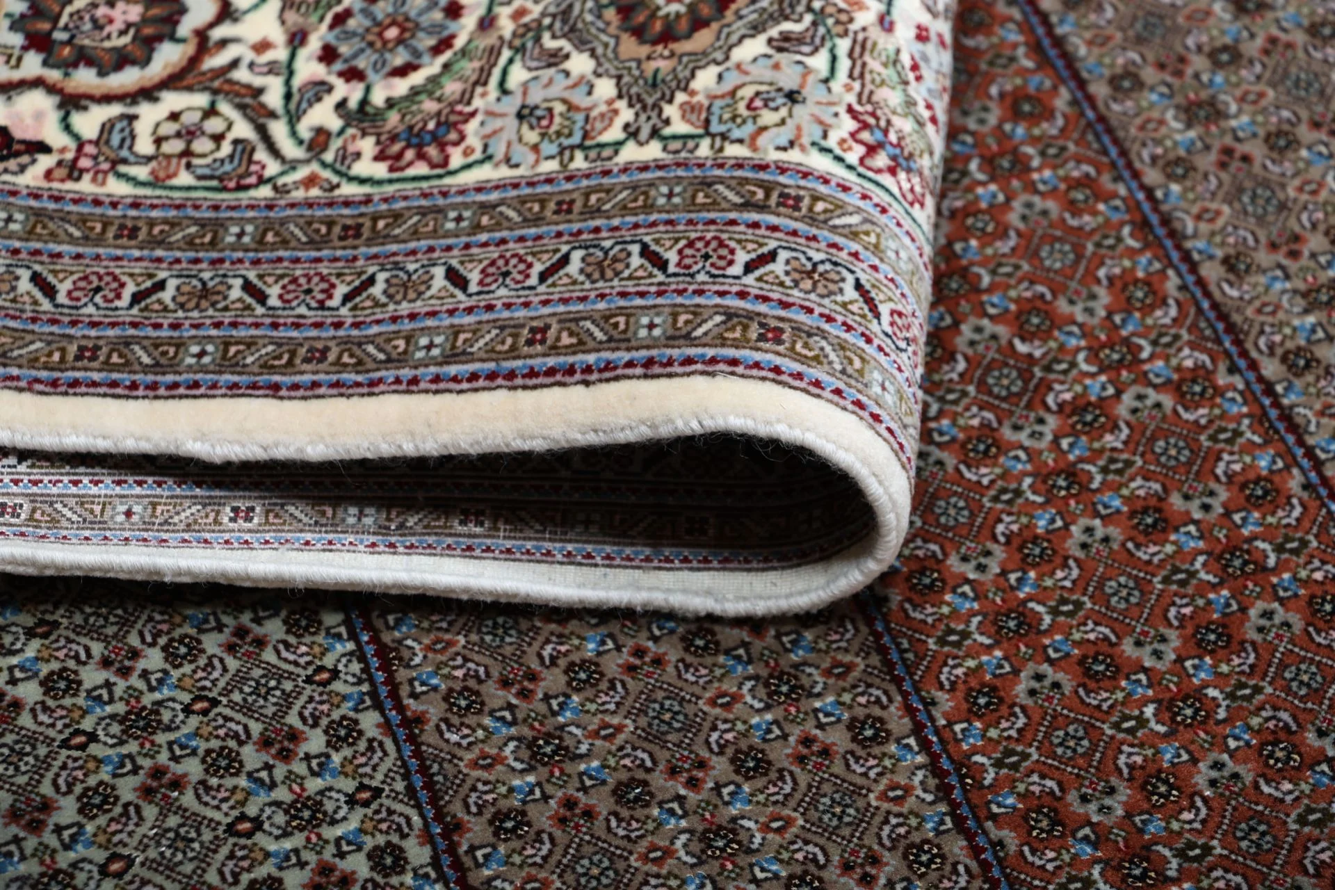 perserteppich-tabriz-210-x-255-cm-schurwolle-seide-handgeknupft-9 Hand-Knotted Wool & Silk Tabriz Persian Rug, 210 × 255 cm