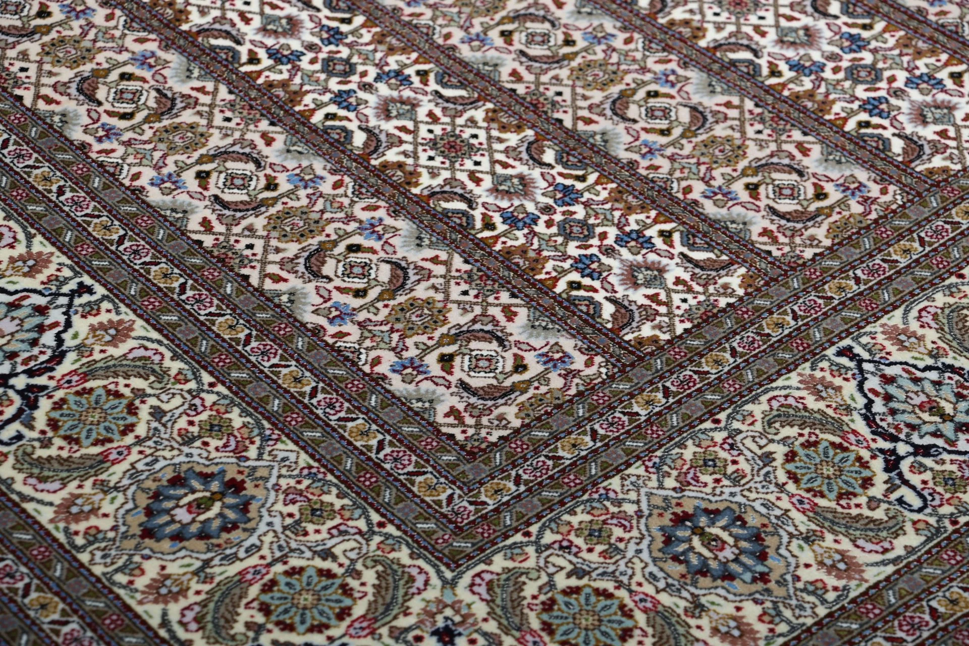 perserteppich-tabriz-193-x-253-cm-schurwolle-seide-handgeknupft-11 Hand-Knotted Wool & Silk Tabriz Persian Rug, 193 × 253 cm