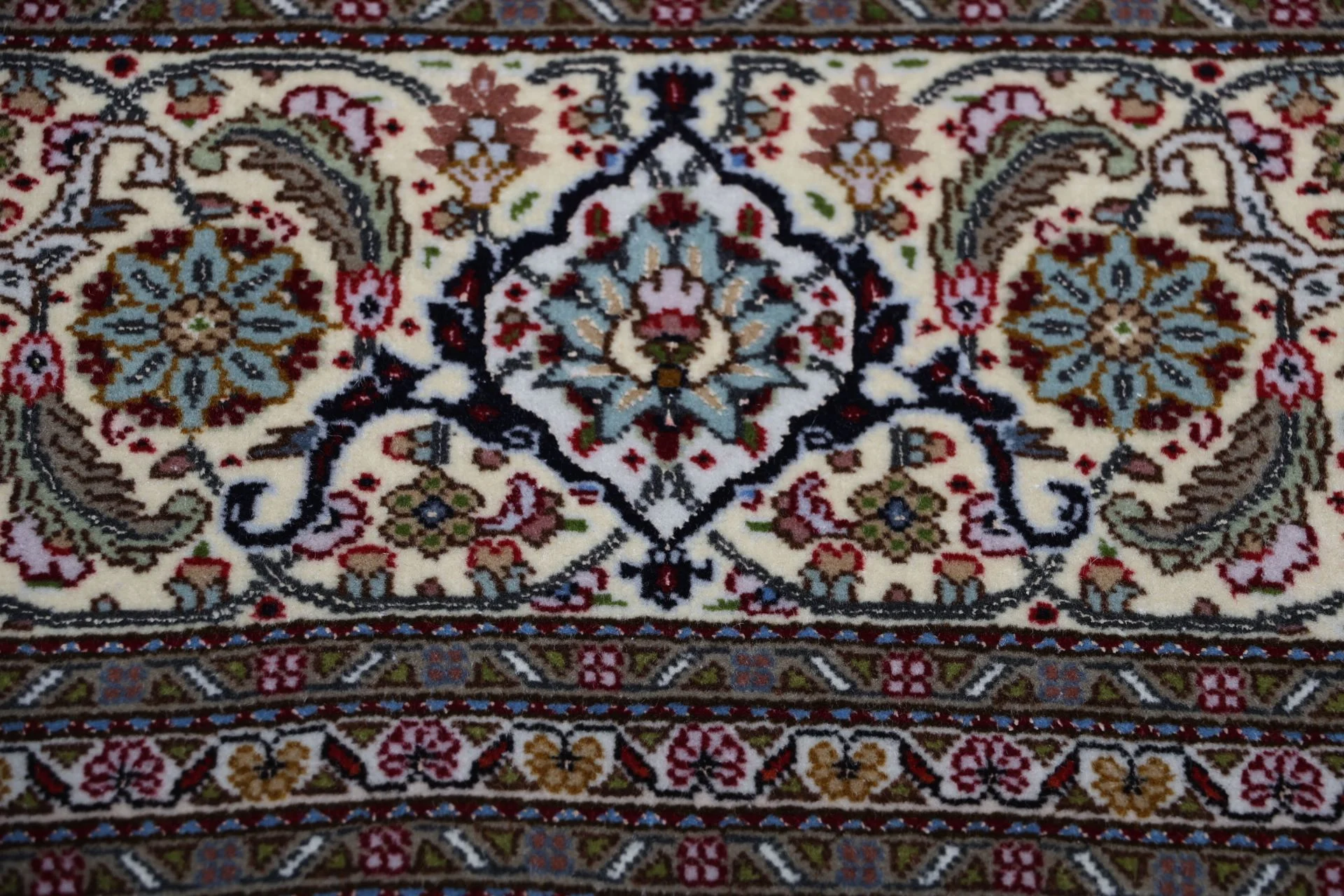 perserteppich-tabriz-193-x-253-cm-schurwolle-seide-handgeknupft-15 Hand-Knotted Wool & Silk Tabriz Persian Rug, 193 × 253 cm