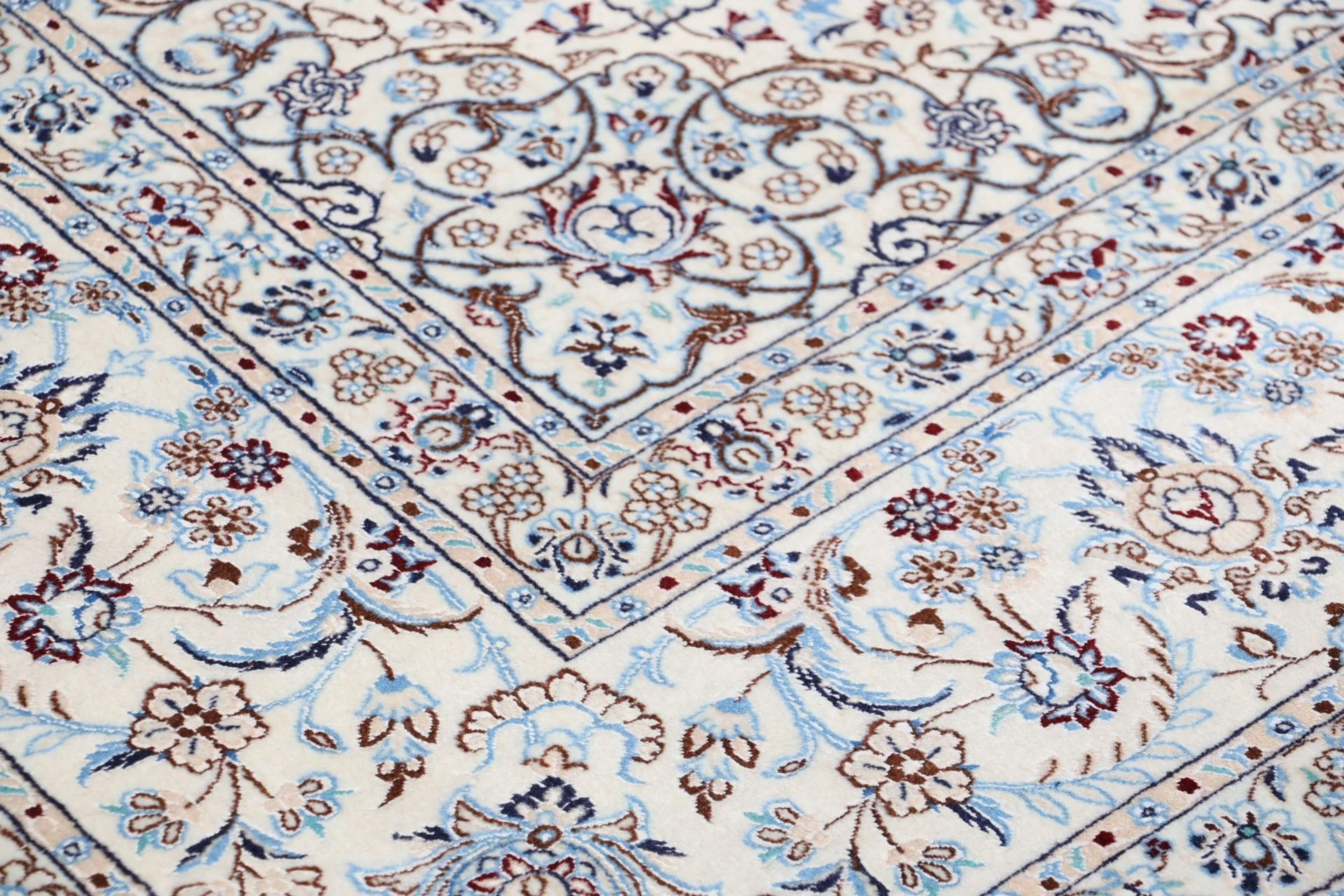 perserteppich-nain-203-x-255-cm-schurwolle-und-seide-handgeknupft-34 Hand-Knotted Wool & Silk Nain Persian Rug, 203 × 255 cm