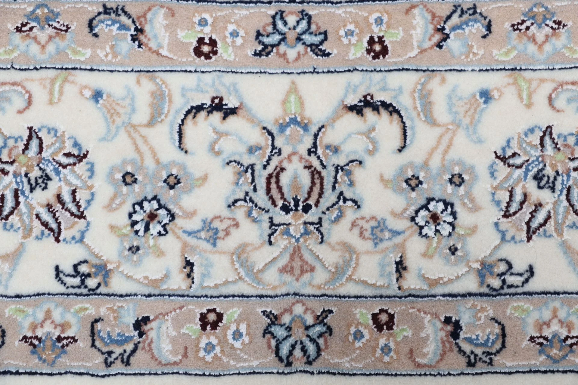 perserteppich-nain-174-x-247-cm-schurwolle-seide-handgeknupft-31 Nain Persian Rug 174 × 247 cm, Wool & Silk, hand-knotted